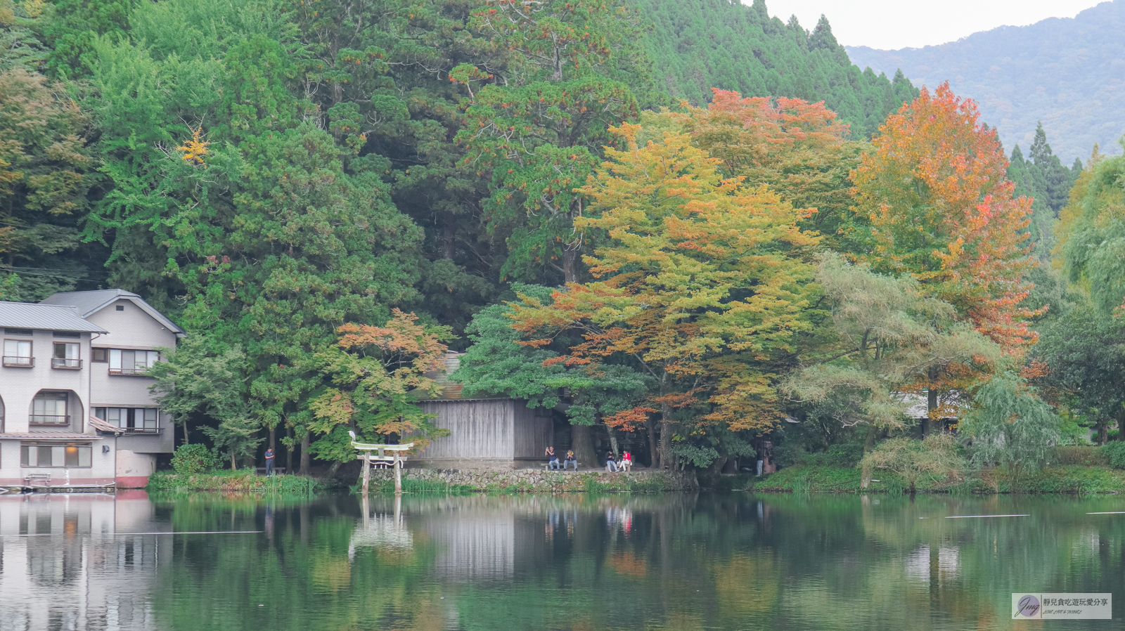 日本九州景點-金鱗湖-絕美夢幻的湖景！迷人美景、秋紅倒映、鳥居水上神社/由布院景點 @靜兒貪吃遊玩愛分享