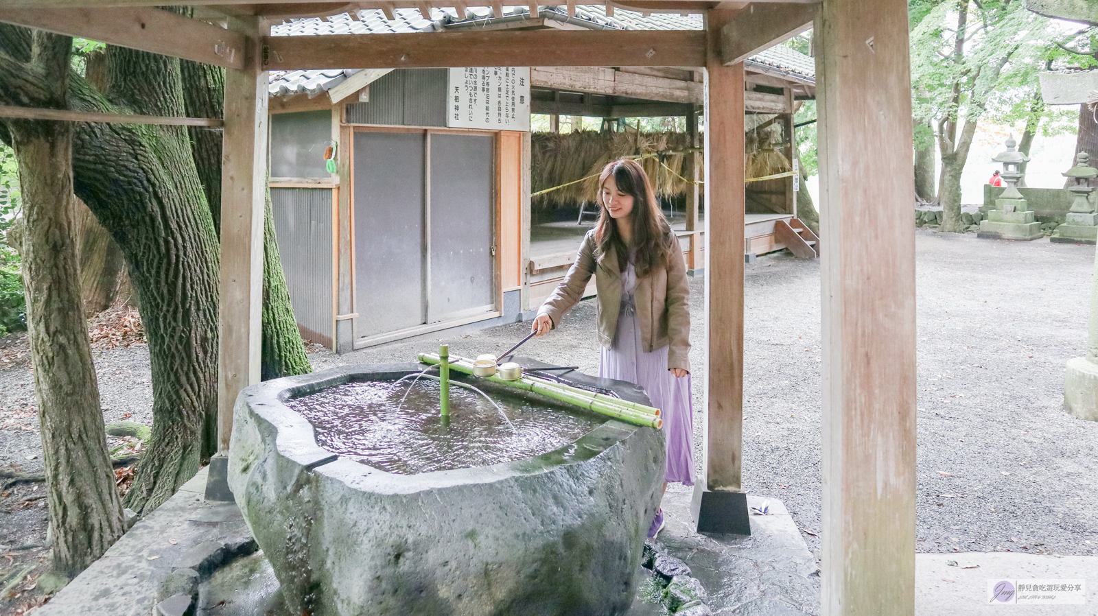 日本九州景點-金鱗湖-絕美夢幻的湖景！迷人美景、秋紅倒映、鳥居水上神社/由布院景點 @靜兒貪吃遊玩愛分享