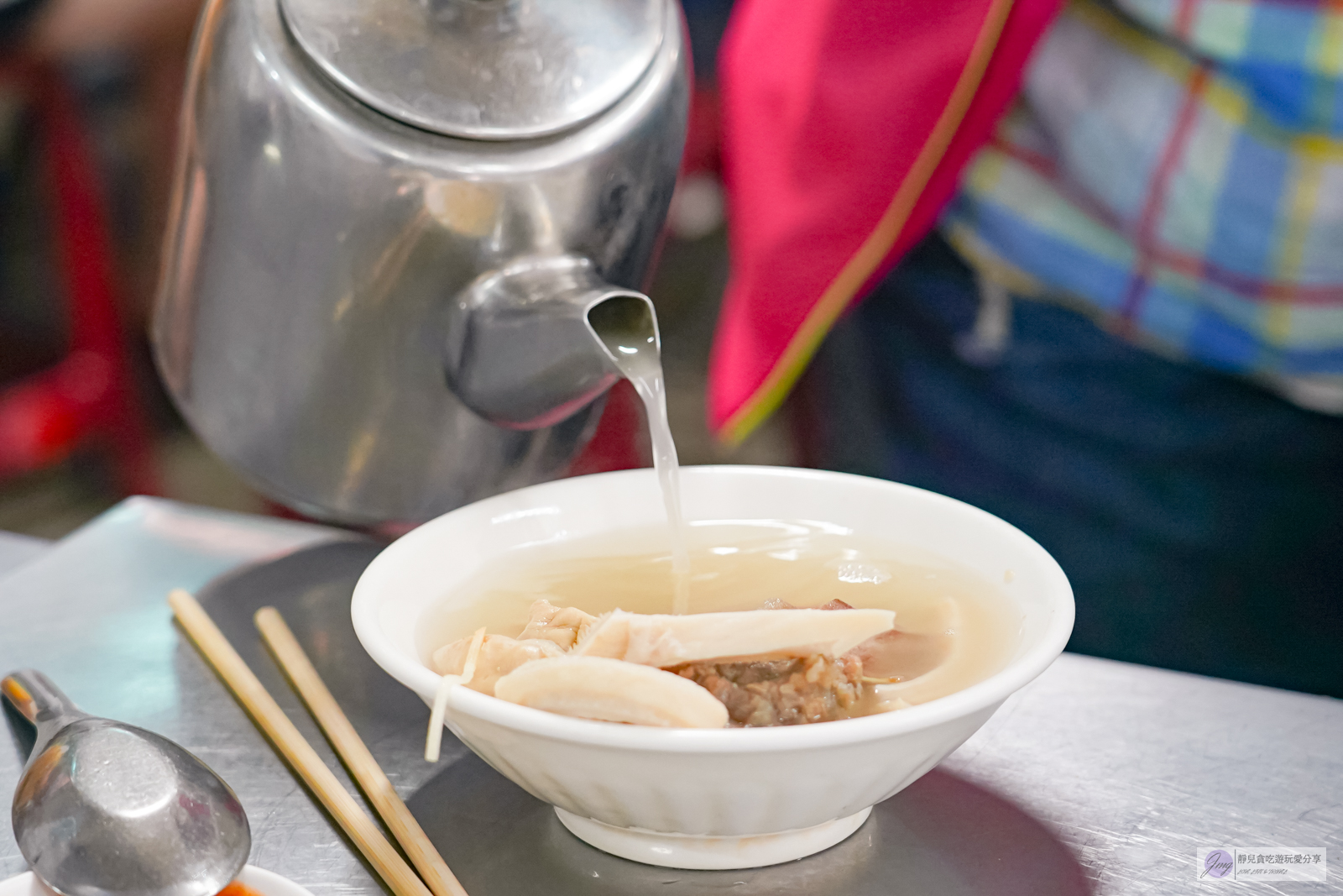 嘉義東區美食-王家祖傳本產牛雜湯-隱身於市場內！！傳承四代百年老字號，霸氣鐵鍋超浮誇，一早排隊人潮沒斷過/嘉義市東公有零售市場內 @靜兒貪吃遊玩愛分享