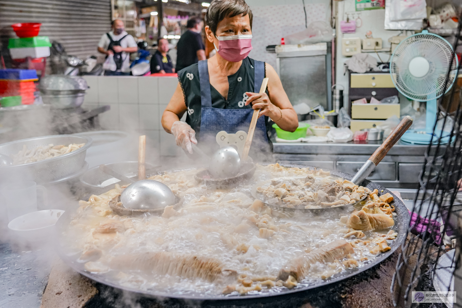 嘉義東區美食-王家祖傳本產牛雜湯-隱身於市場內！！傳承四代百年老字號，霸氣鐵鍋超浮誇，一早排隊人潮沒斷過/嘉義市東公有零售市場內 @靜兒貪吃遊玩愛分享