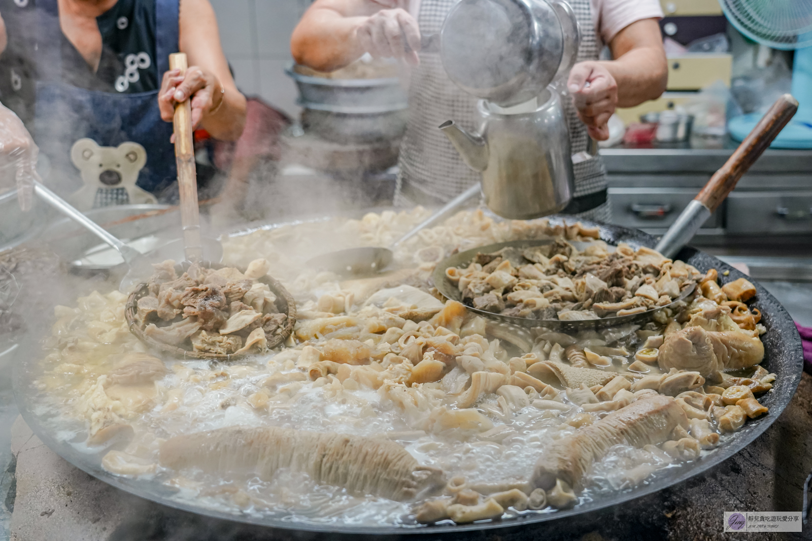 嘉義東區美食-王家祖傳本產牛雜湯-隱身於市場內！！傳承四代百年老字號，霸氣鐵鍋超浮誇，一早排隊人潮沒斷過/嘉義市東公有零售市場內 @靜兒貪吃遊玩愛分享