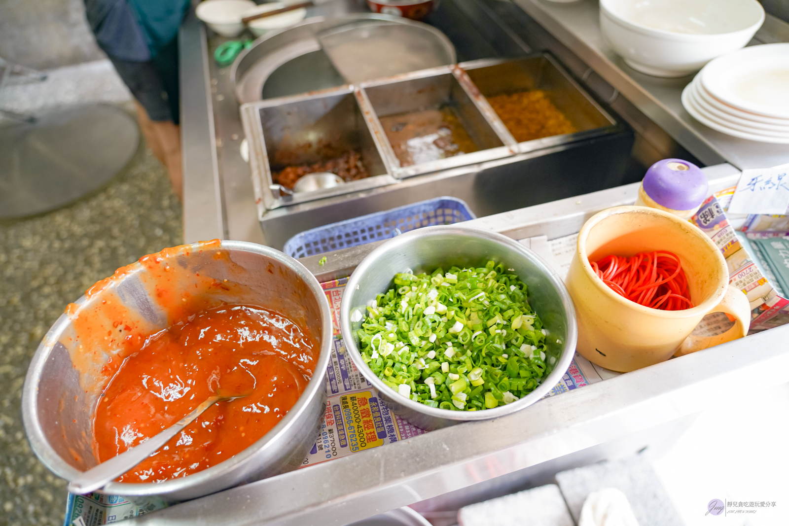 新北鶯歌美食-阿答婆婆豬血湯-在地40年老店！隱藏在住宅區沒有招牌的神秘麵店，紅麵醬招牌乾麵、綜合豬血湯必點/鄰近鶯歌山水步道 @靜兒貪吃遊玩愛分享