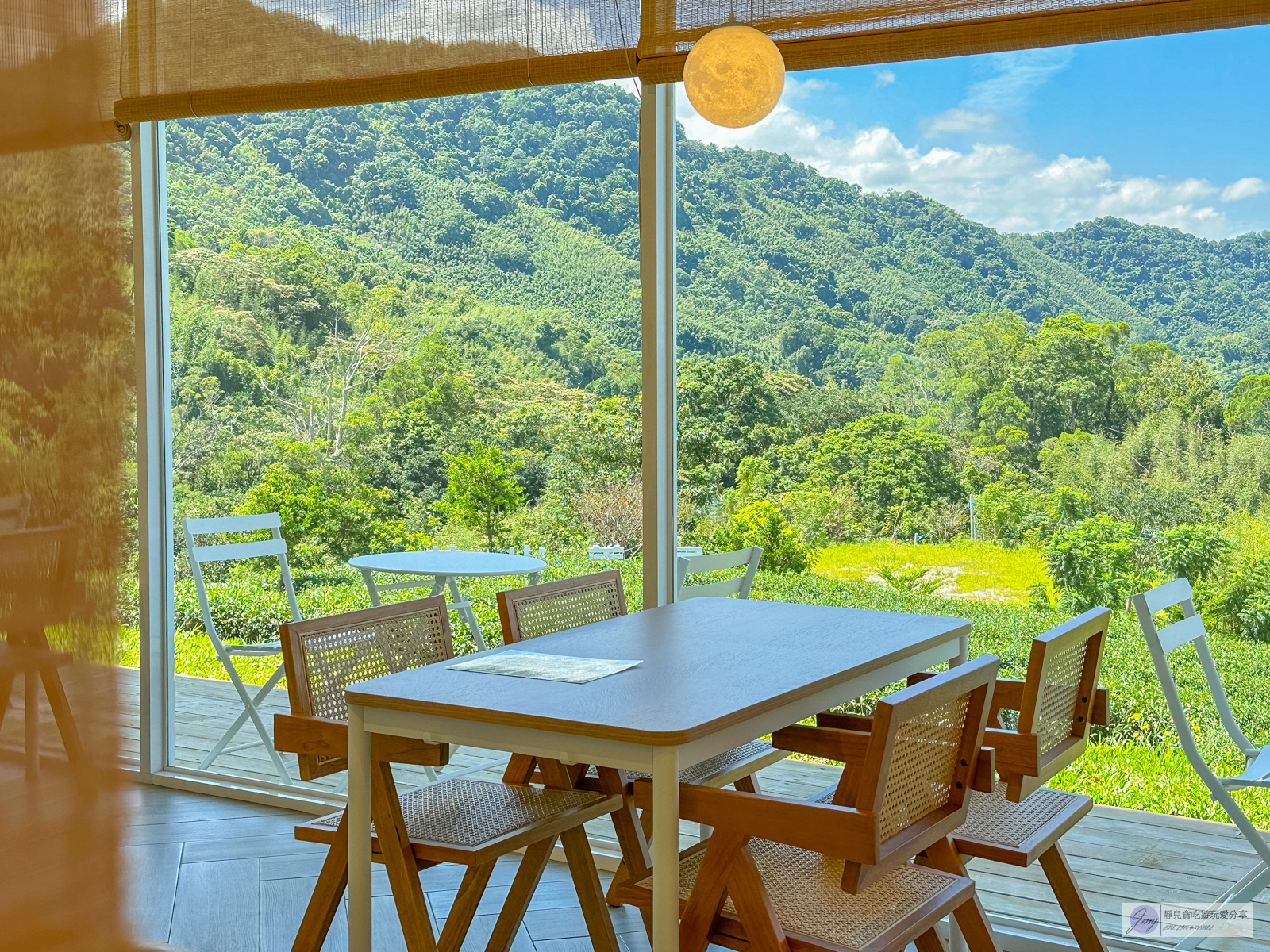 桃園復興美食-山月茶屋-隱藏在秘境山腰！絕美的茶園山景第一排，茶香四溢的日韓文青茶屋/鄰近拉拉山 @靜兒貪吃遊玩愛分享