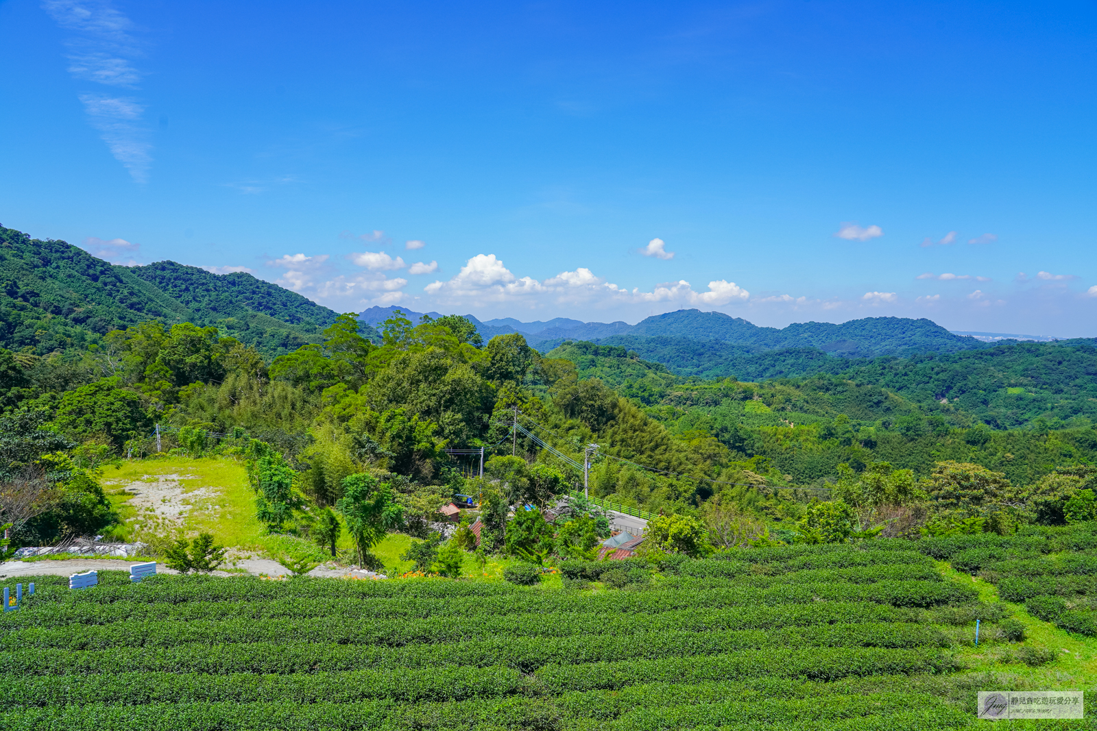 桃園復興美食-山月茶屋-隱藏在秘境山腰！絕美的茶園山景第一排，茶香四溢的日韓文青茶屋/鄰近拉拉山 @靜兒貪吃遊玩愛分享