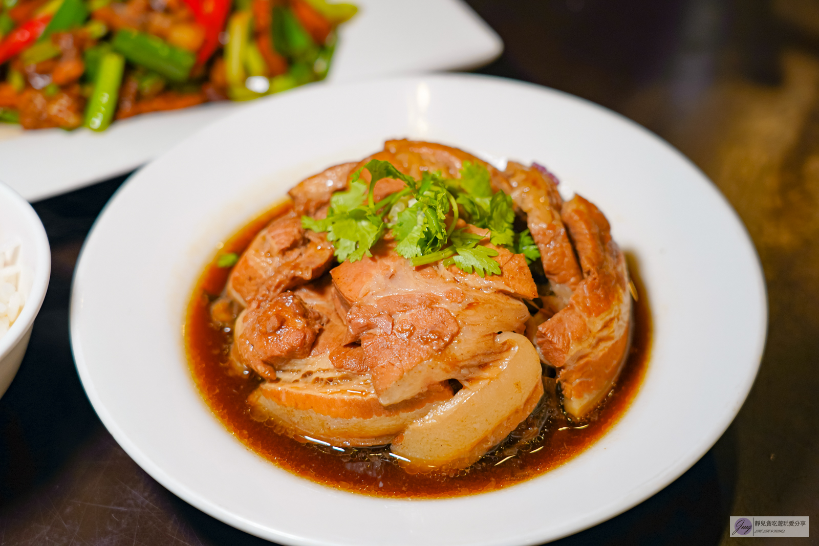 桃園楊梅美食-八方園客家餐廳-百年三合院古厝！道道無雷的客家料理，軟嫩美味的燜鴨必點/鄰近楊梅交流道 @靜兒貪吃遊玩愛分享