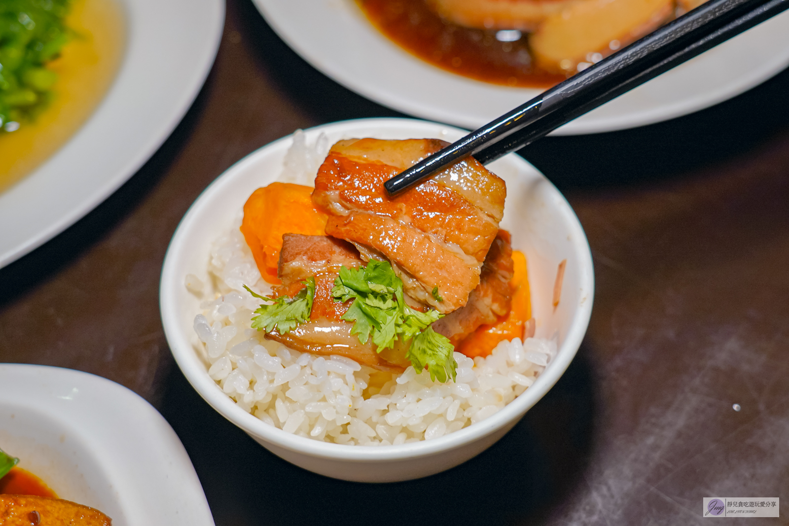 桃園楊梅美食-八方園客家餐廳-百年三合院古厝！道道無雷的客家料理，軟嫩美味的燜鴨必點/鄰近楊梅交流道 @靜兒貪吃遊玩愛分享