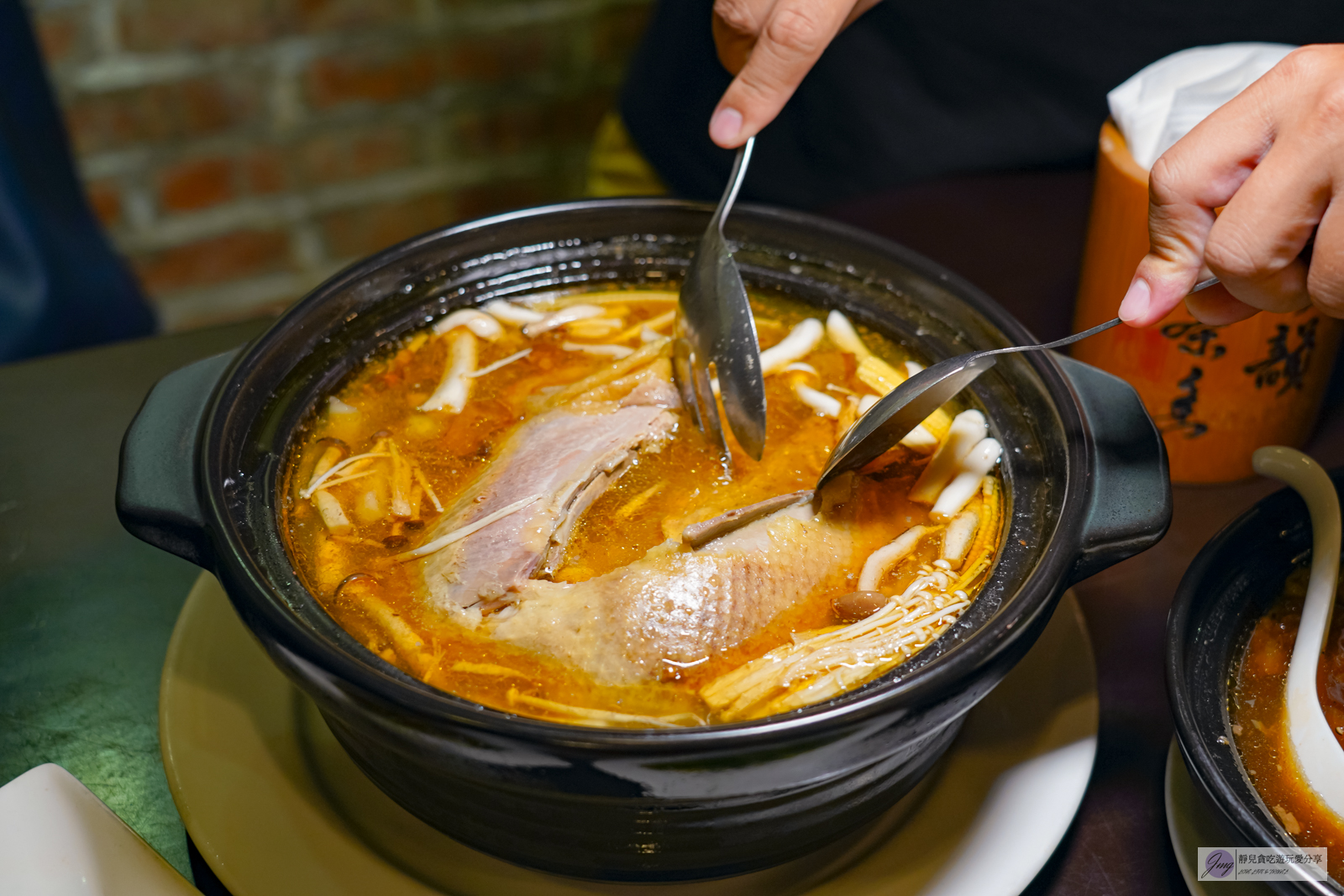 桃園楊梅美食-八方園客家餐廳-百年三合院古厝！道道無雷的客家料理，軟嫩美味的燜鴨必點/鄰近楊梅交流道 @靜兒貪吃遊玩愛分享