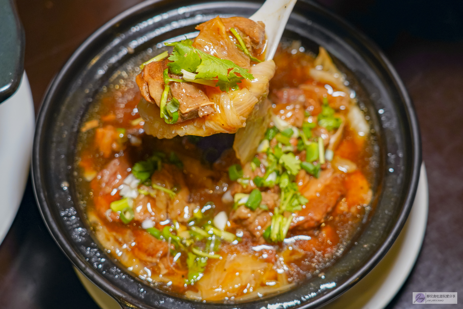 桃園楊梅美食-八方園客家餐廳-百年三合院古厝！道道無雷的客家料理，軟嫩美味的燜鴨必點/鄰近楊梅交流道 @靜兒貪吃遊玩愛分享