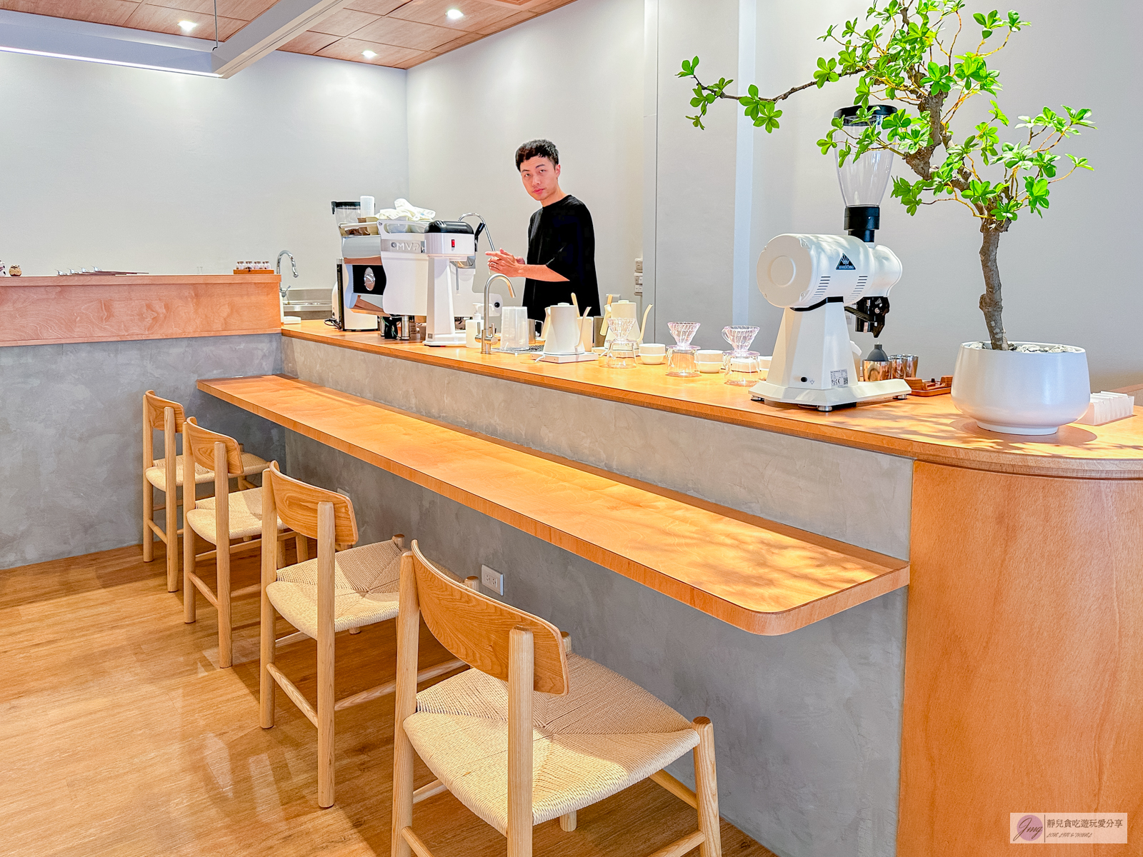 桃園美食-IYASHI COFFEE 癒珈琲店-隱藏在鬧區巷內！日式簡約文青質感的咖啡廳/鄰近藝文特區 @靜兒貪吃遊玩愛分享