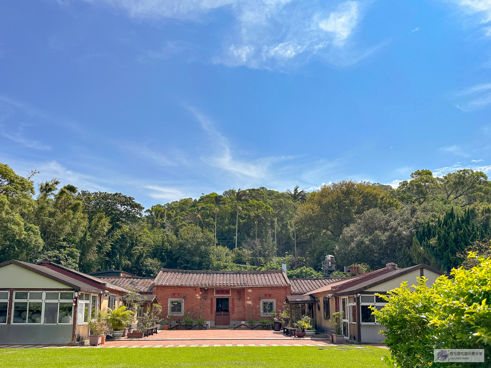 桃園楊梅美食-八方園客家餐廳-百年三合院古厝！道道無雷的客家料理，軟嫩美味的燜鴨必點/鄰近楊梅交流道 @靜兒貪吃遊玩愛分享