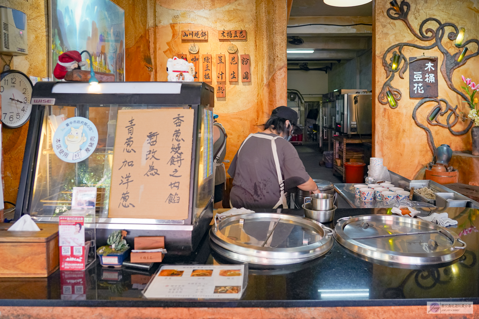 台中南屯美食-木桶豆花-在地人超推銅板美食！酥烤燒餅三種甜鹹內餡，搭配手工傳統豆花一碗40元/鄰近南屯捷運站 @靜兒貪吃遊玩愛分享