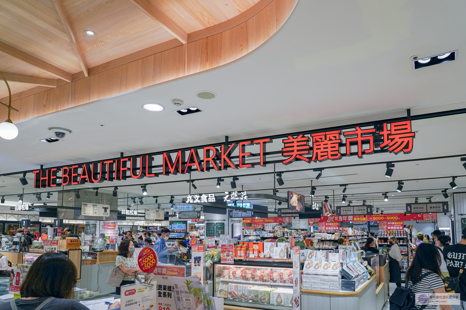 台中伴手禮-丰大燕麥捲-全台首創全燕麥蛋糕捲！低麩質減糖低GI、口感濕潤，多達21種口味的美味蛋糕捲，獨家Luxury雙口味奢華禮盒送禮首選/中港新光三越B2美麗市場 @靜兒貪吃遊玩愛分享