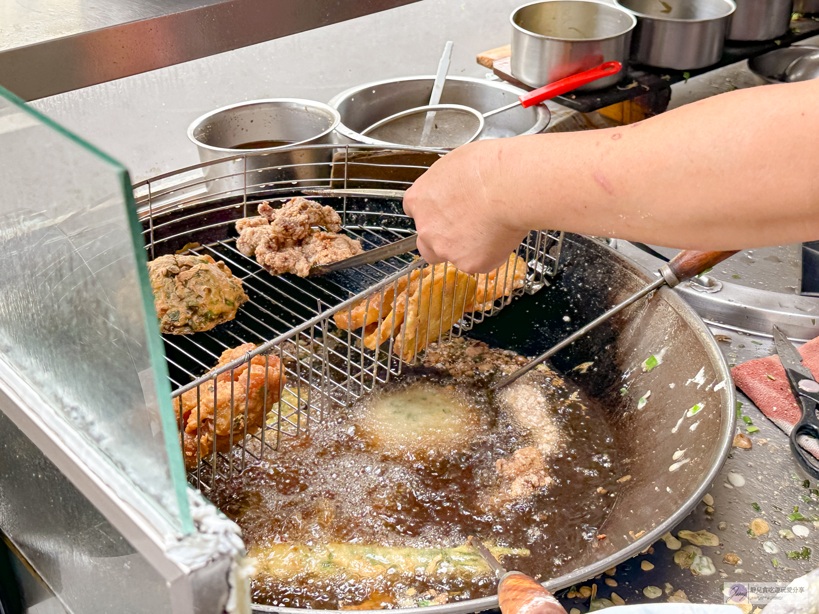 台中北屯美食-水湳四平蚵嗲-現點現炸！超人氣的酥脆炸蚵嗲、肉嗲/鄰近水湳市場 @靜兒貪吃遊玩愛分享