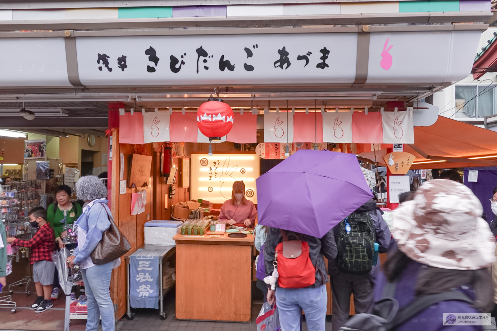 日本淺草美食-淺草吉備糰子-老字號人氣排隊美食！超可愛微甜軟糯的黃豆粉糰子/位仲見世商店街 @靜兒貪吃遊玩愛分享