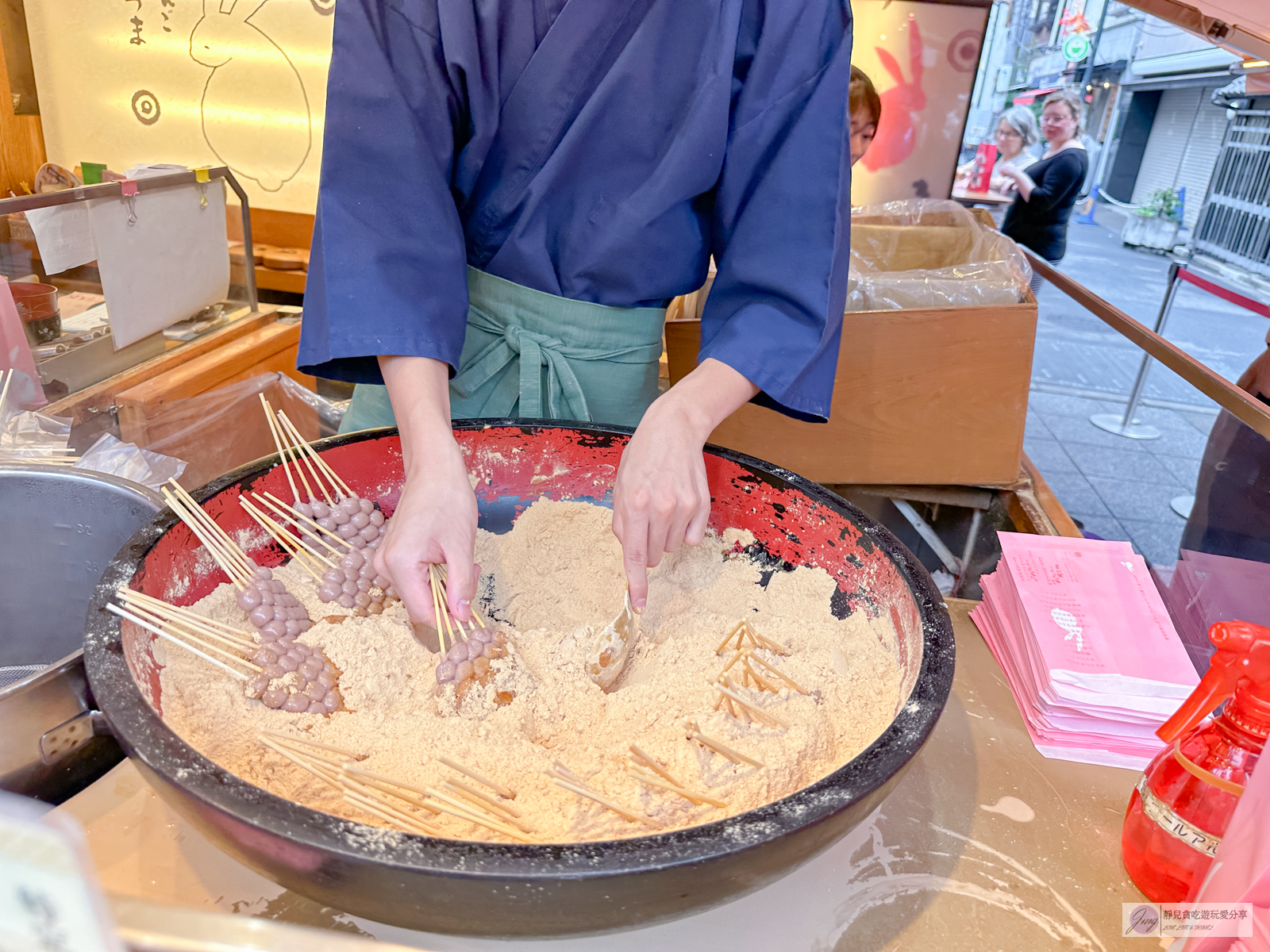 日本淺草美食-淺草吉備糰子-老字號人氣排隊美食！超可愛微甜軟糯的黃豆粉糰子/位仲見世商店街 @靜兒貪吃遊玩愛分享