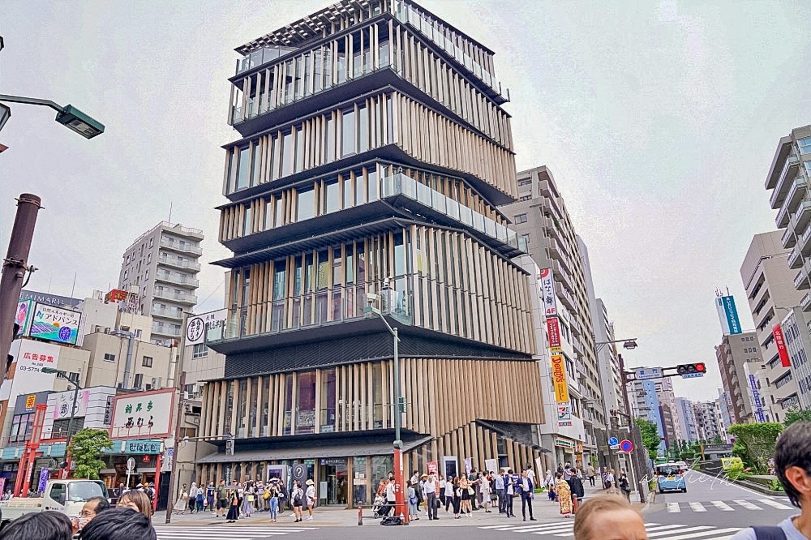 日本東京景點-淺草文化觀光中心-免費展望台景點，知名建築大師隈研吾設計，晴空塔、淺草寺街景一覽無遺 @靜兒貪吃遊玩愛分享