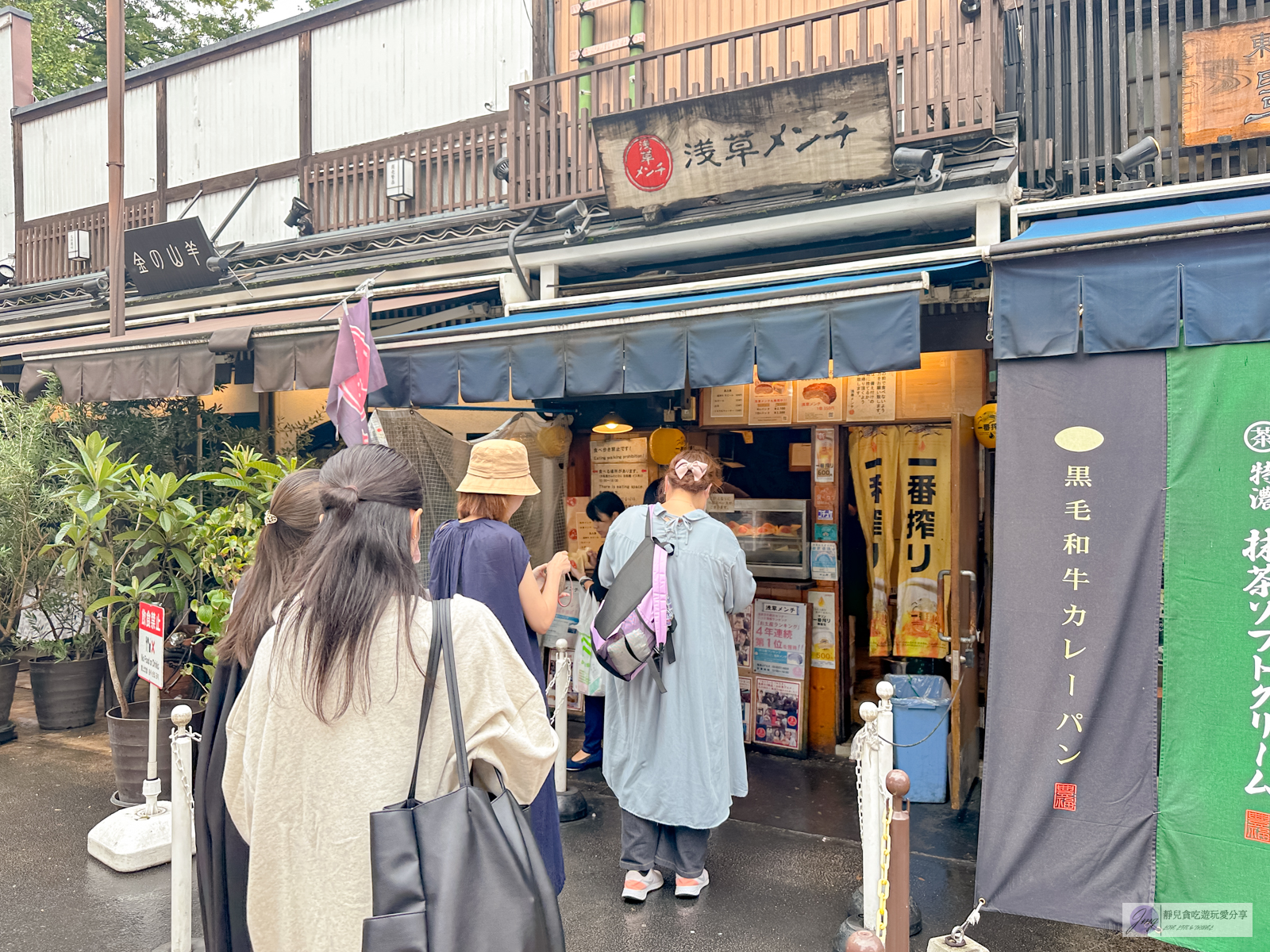 日本淺草美食-浅草メンチ-超人氣排隊美食，酥脆爆汁的夢幻炸肉餅/鄰近仲見世商店街 @靜兒貪吃遊玩愛分享