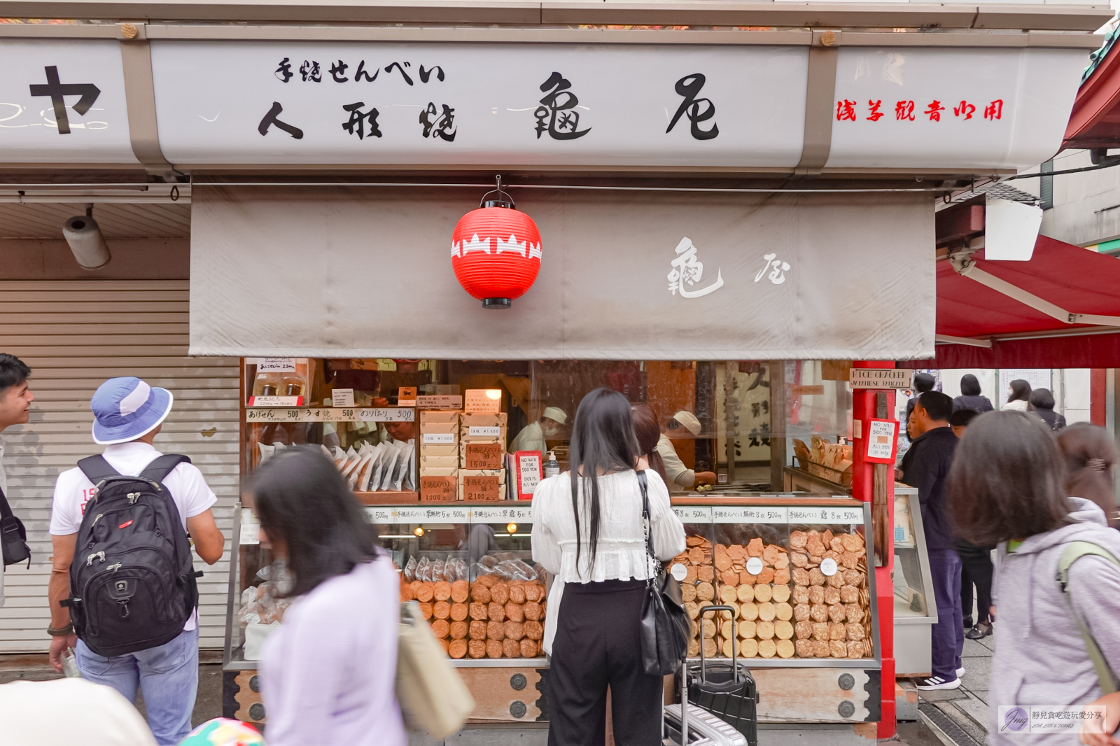 日本淺草美食-亀屋-老字號手燒仙貝！在地人氣排隊名產，多達4種口味伴手禮/位仲見世商店街 @靜兒貪吃遊玩愛分享