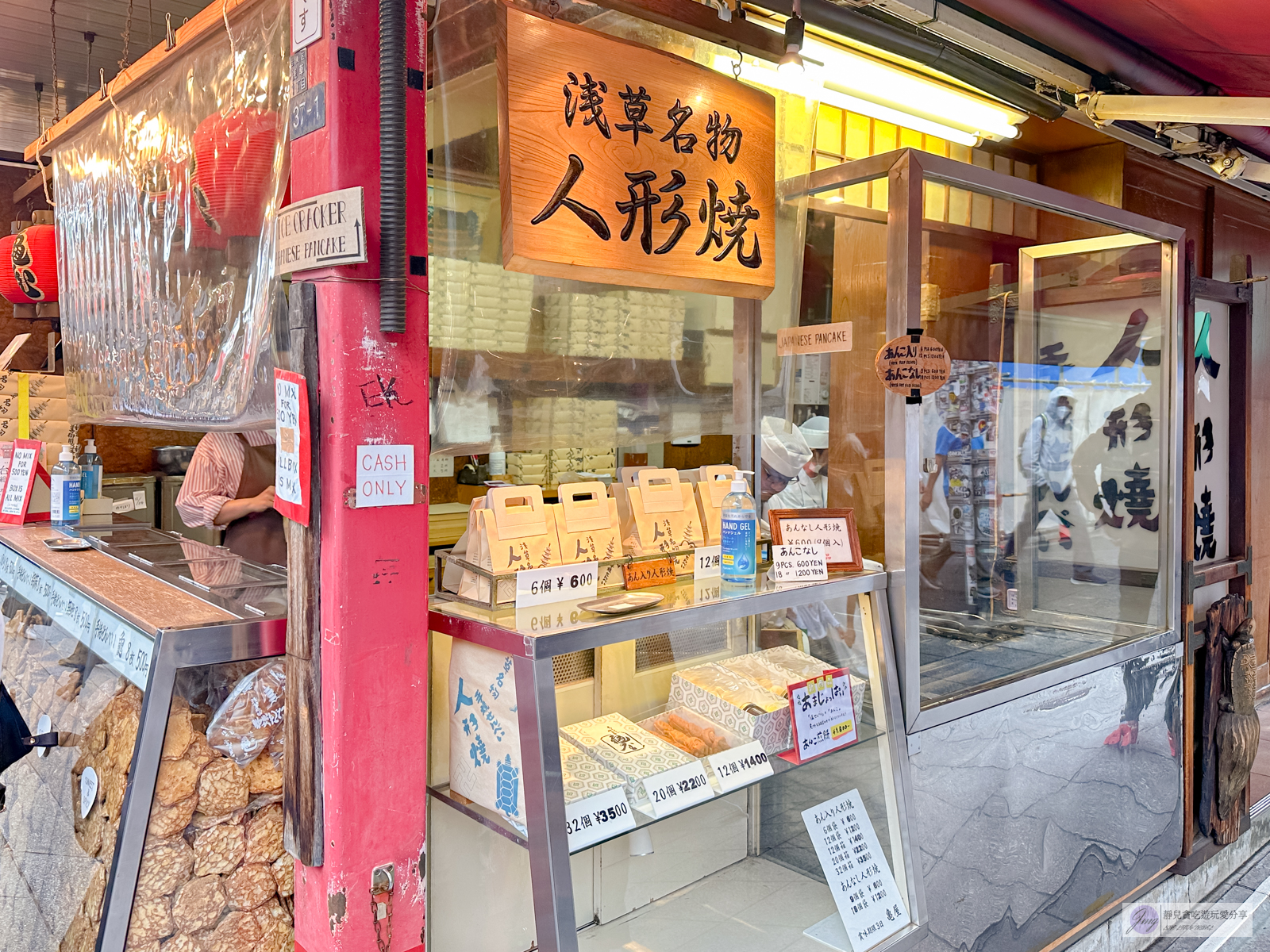 日本淺草美食-亀屋-老字號手燒仙貝！在地人氣排隊名產，多達4種口味伴手禮/位仲見世商店街 @靜兒貪吃遊玩愛分享