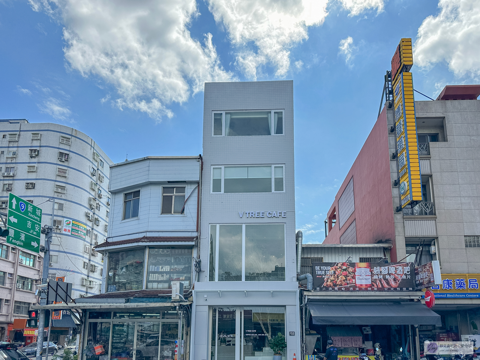 花蓮美食-V TREE CAFE-都會森林時尚風格咖啡廳，簡約舒適的氛圍/鄰近花蓮文化創意產業園區 @靜兒貪吃遊玩愛分享