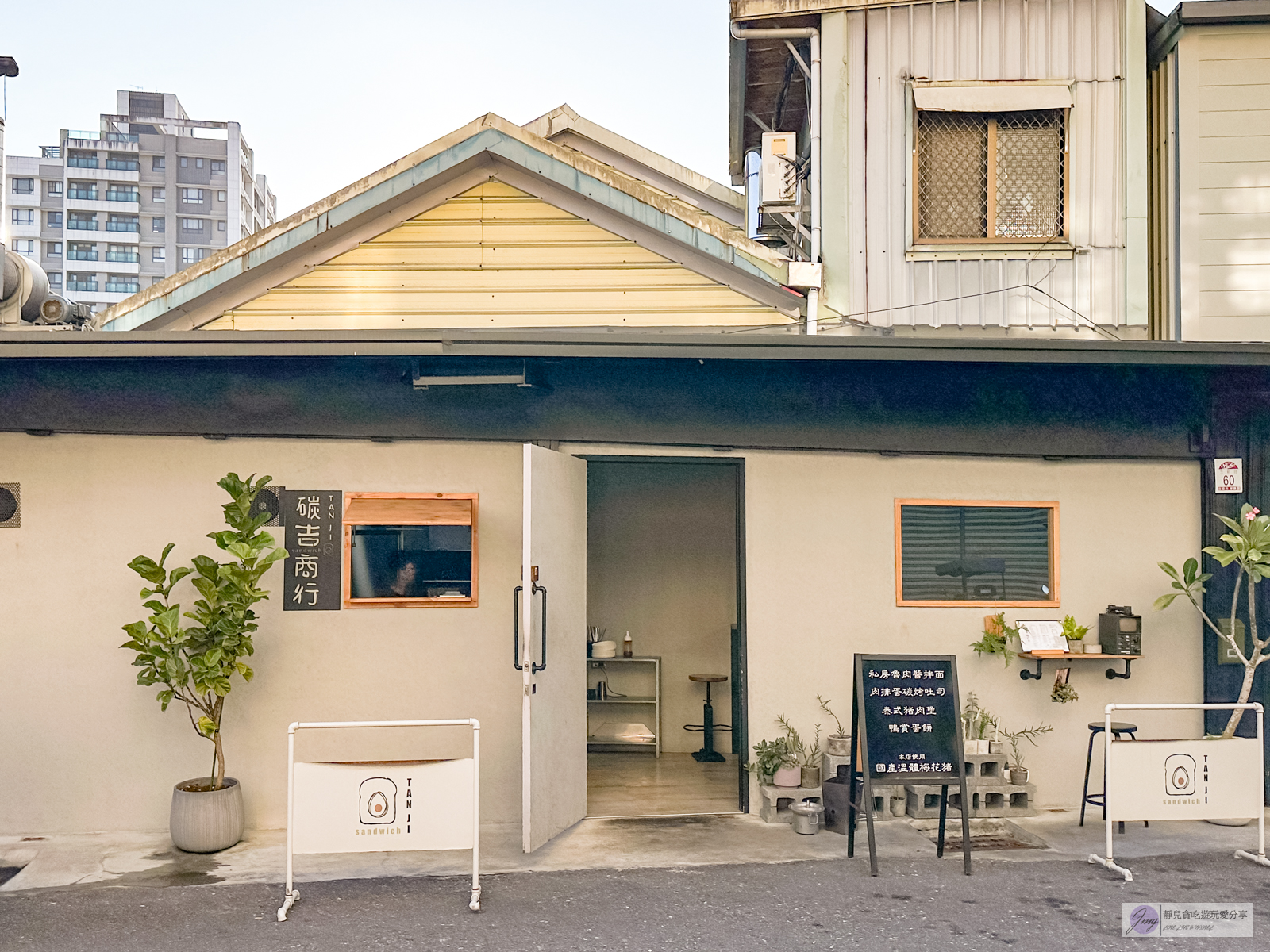 宜蘭美食-碳吉商行sandwich早午餐-酥皮鴨賞蛋餅酥香，澎湃的板烤堡/鄰近宜蘭東門觀光夜市 @靜兒貪吃遊玩愛分享