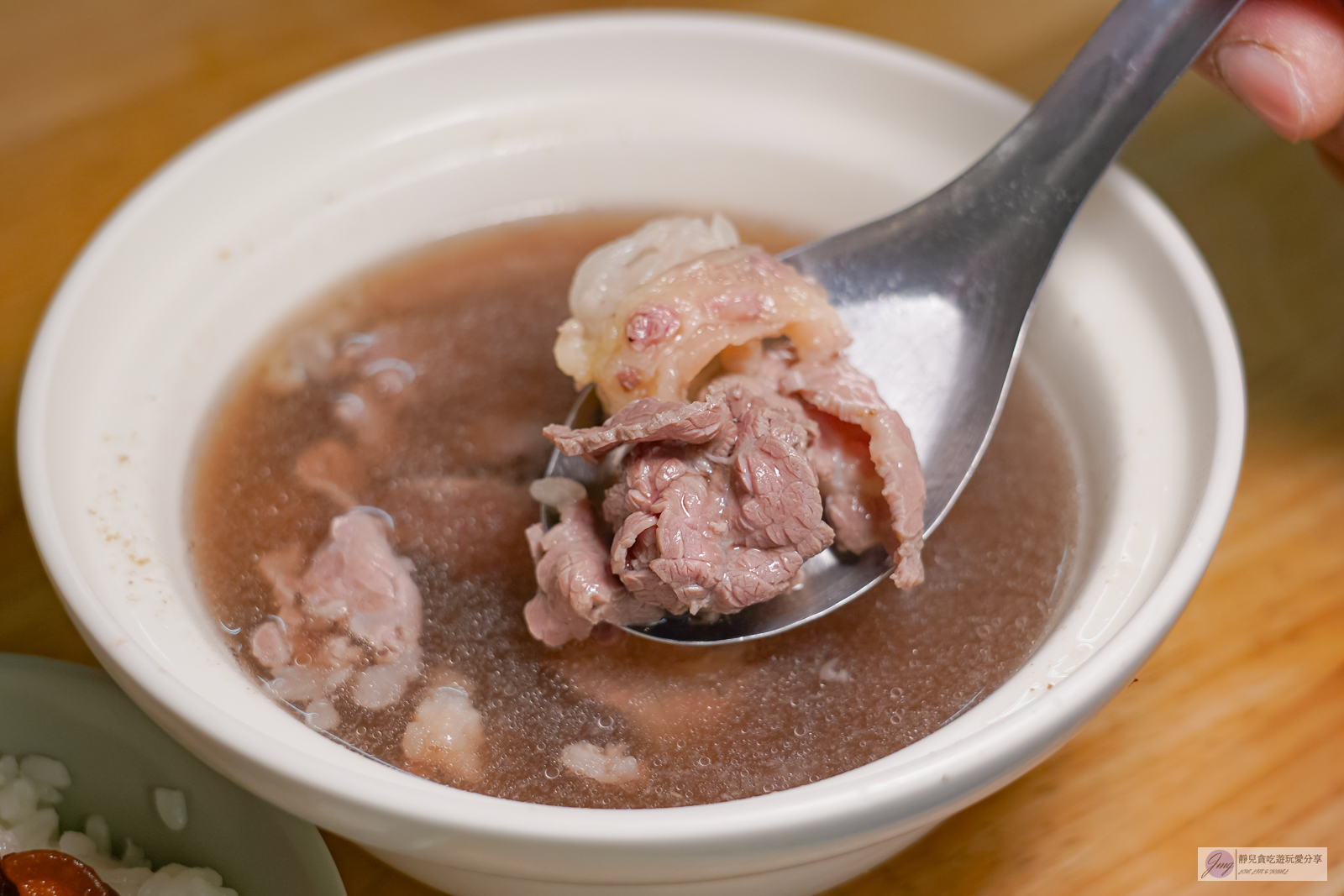 台南北區美食-西羅殿牛肉湯-在地排隊美食！經營超過20年，google三千多則評價高達4.6顆星，每日限量溫體牛肉湯，晚來吃不到/鄰近台南公園 @靜兒貪吃遊玩愛分享