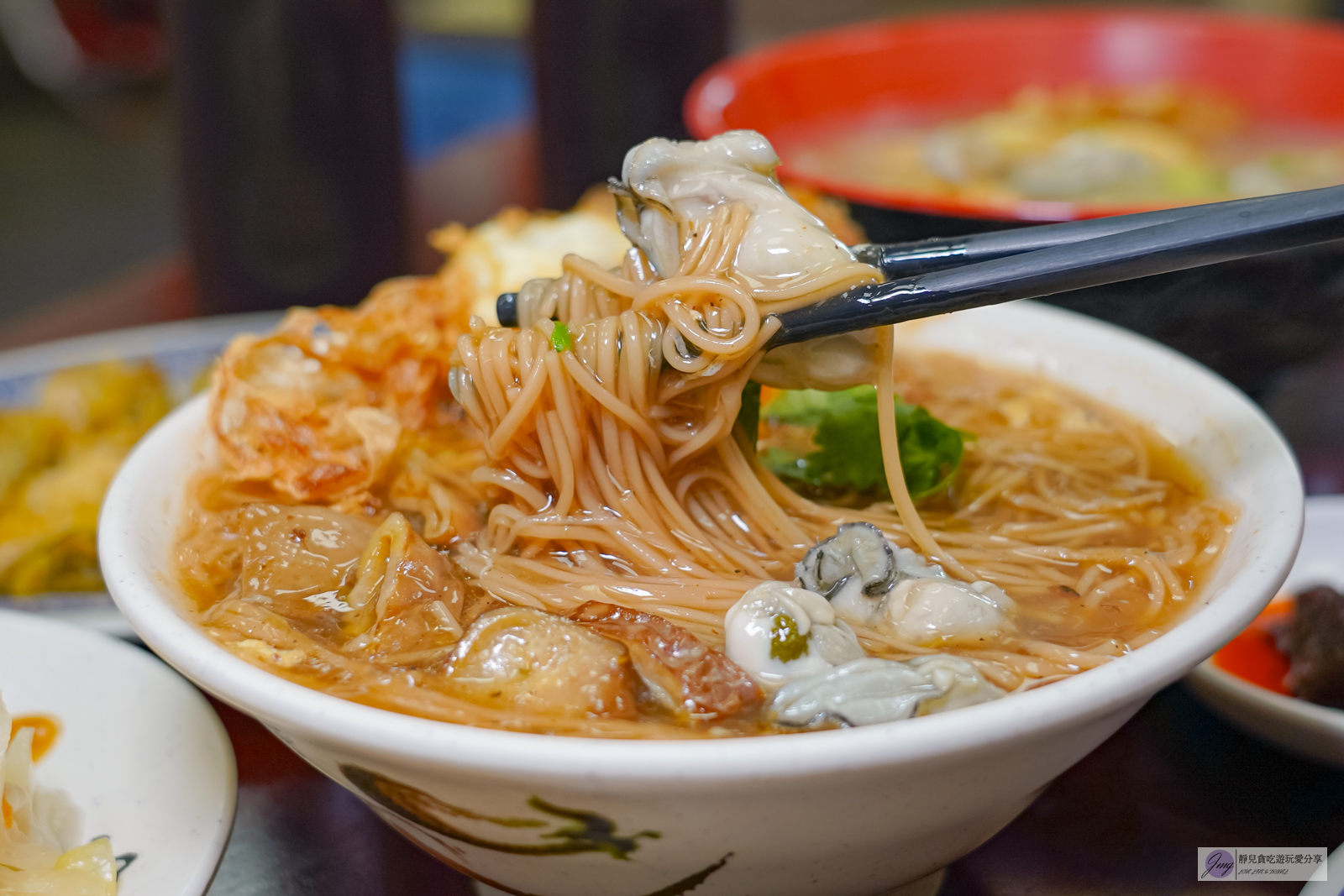 桃園平鎮美食-四味飄香-在地心目中第一名的銷魂麵線！獨門花麻麵線+炸蛋料多夠味，爆汁的酥炸臭豆腐，東石鮮蚵新鮮肥美，道道無雷美味/鄰近新屋交流道 @靜兒貪吃遊玩愛分享