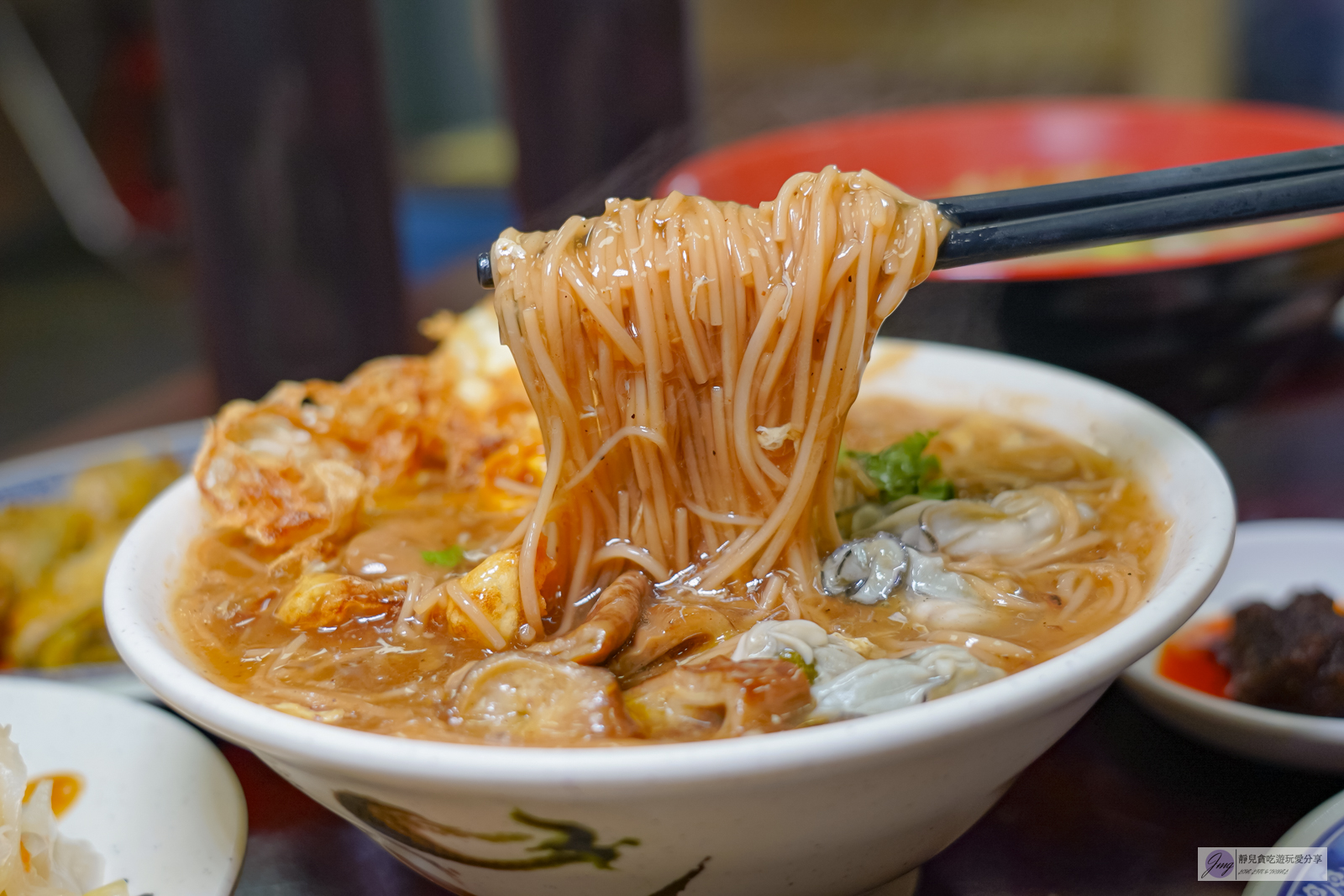 桃園平鎮美食-四味飄香-在地心目中第一名的銷魂麵線！獨門花麻麵線+炸蛋料多夠味，爆汁的酥炸臭豆腐，東石鮮蚵新鮮肥美，道道無雷美味/鄰近新屋交流道 @靜兒貪吃遊玩愛分享