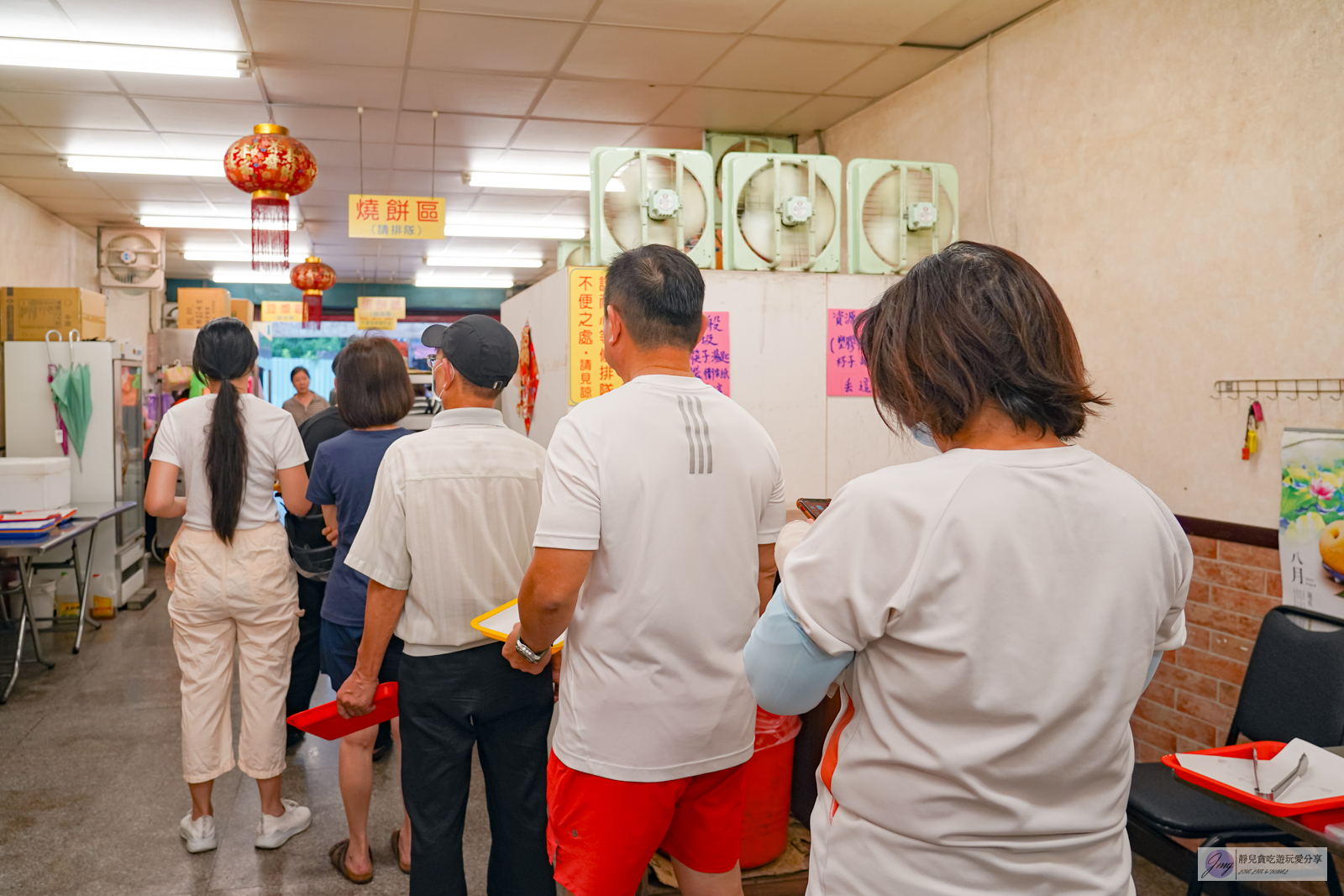 桃園美食-阿華師豆漿店-一天只營業4.5小時！超人氣排隊早餐，在地人都這樣配，超巨蛋餅包油條+鹹豆漿，炭烤燒餅必吃/鄰近南門市場 @靜兒貪吃遊玩愛分享