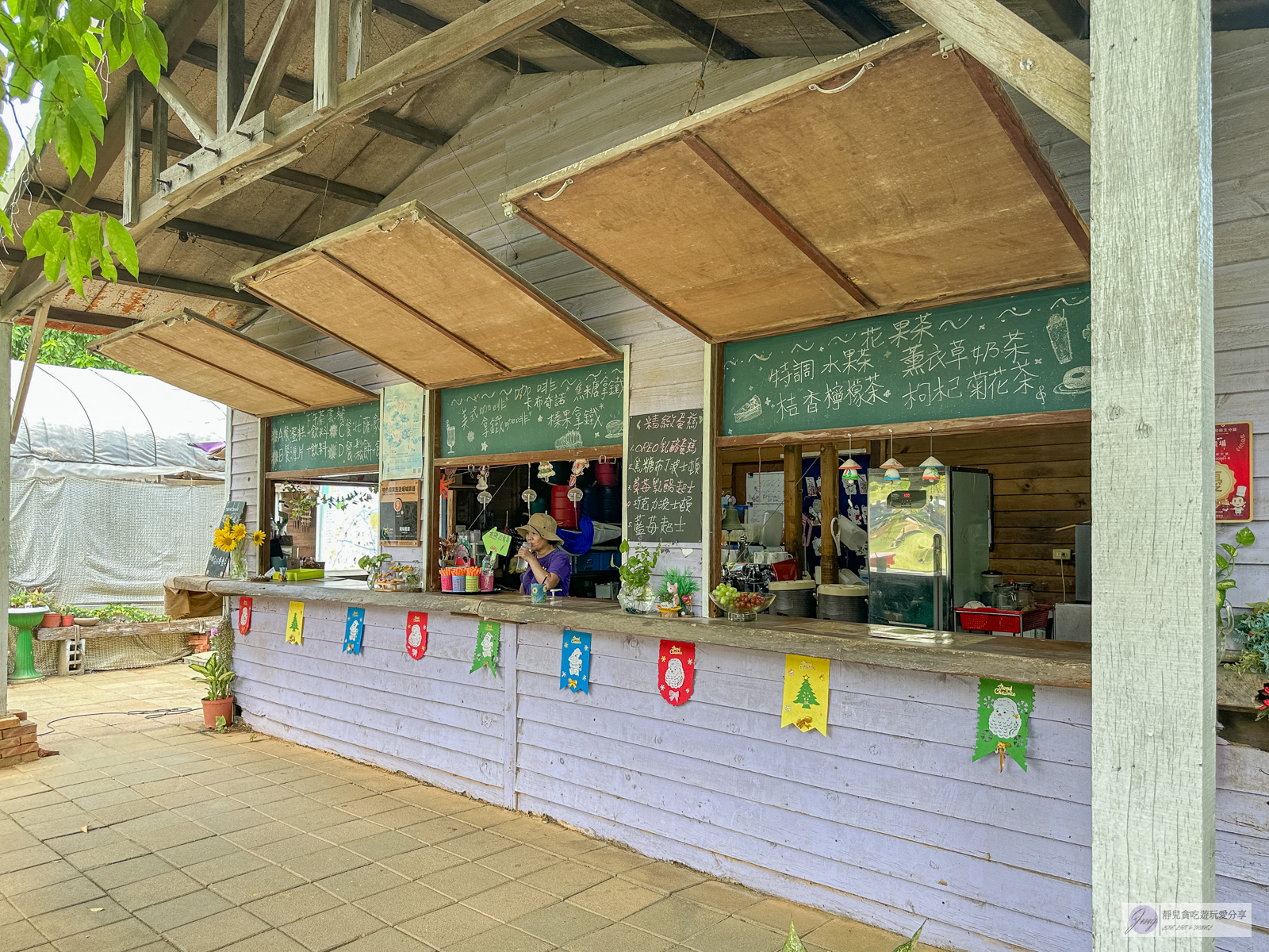 桃園景點-青林農場-門票只要100元，餵食草泥馬、乘坐小火車、控窯，浪漫唯美玻璃屋、花海超好拍，親子景點推薦 @靜兒貪吃遊玩愛分享