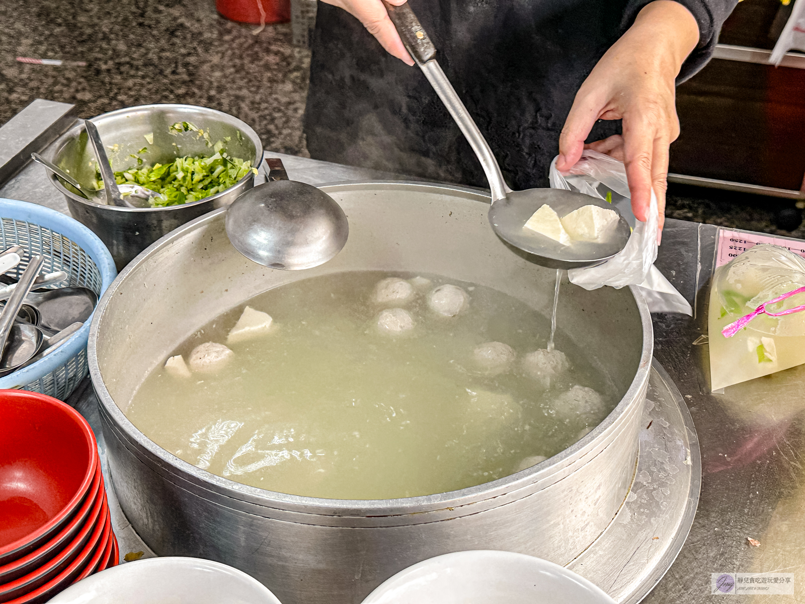 雲林莿桐美食-林家碗粿-在地老字號！在地人從小吃到大的80年老店，碗粿、米糕、肉粽均一價25元/鄰近莿桐國小(二訪) @靜兒貪吃遊玩愛分享