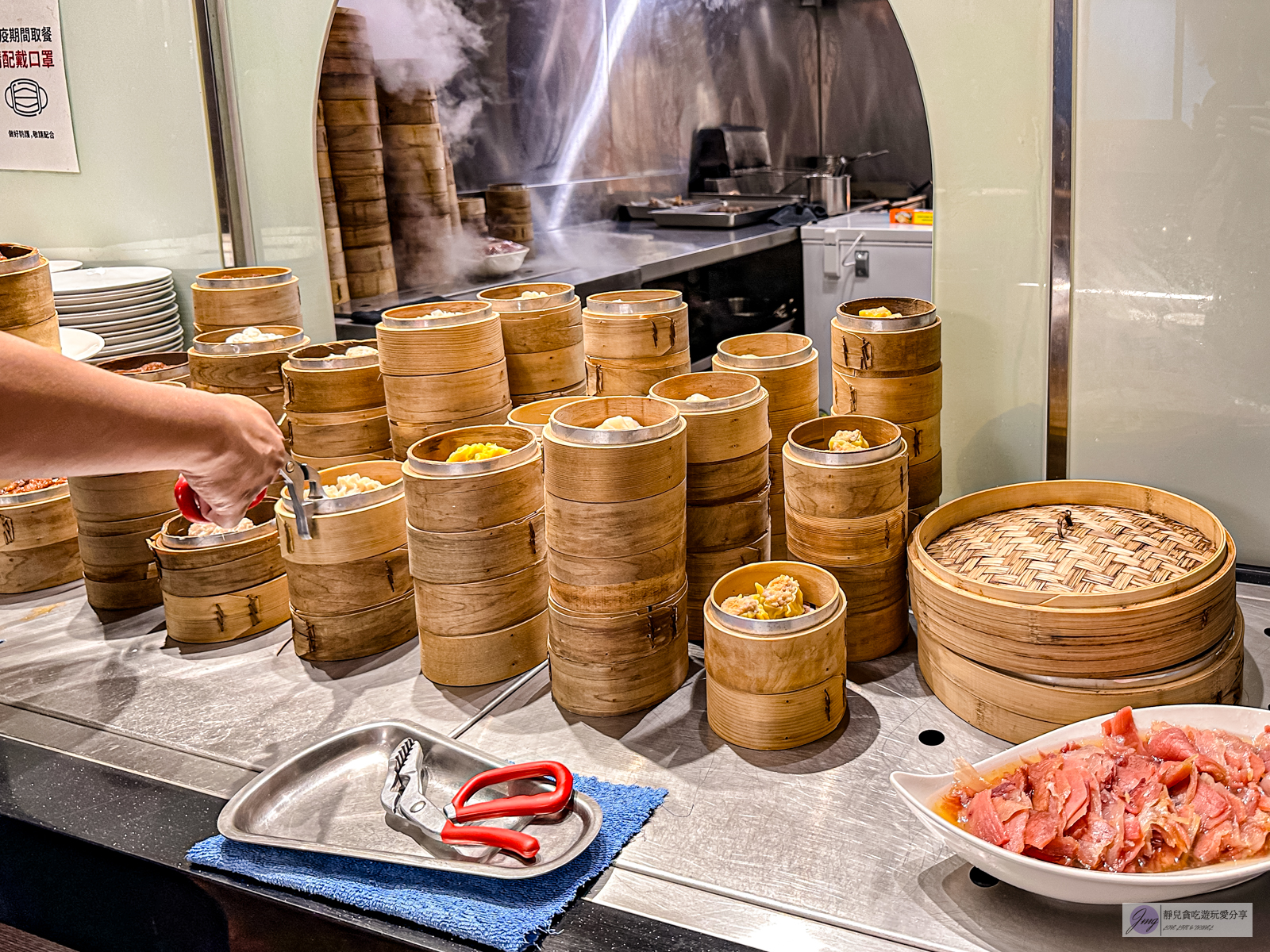 桃園美食-港龘港式飲茶-超過60種料理！蒸籠港點、海鮮冷盤、熟食等港式自助百匯，450元免服務費吃到飽/鄰近虎頭山公園 @靜兒貪吃遊玩愛分享