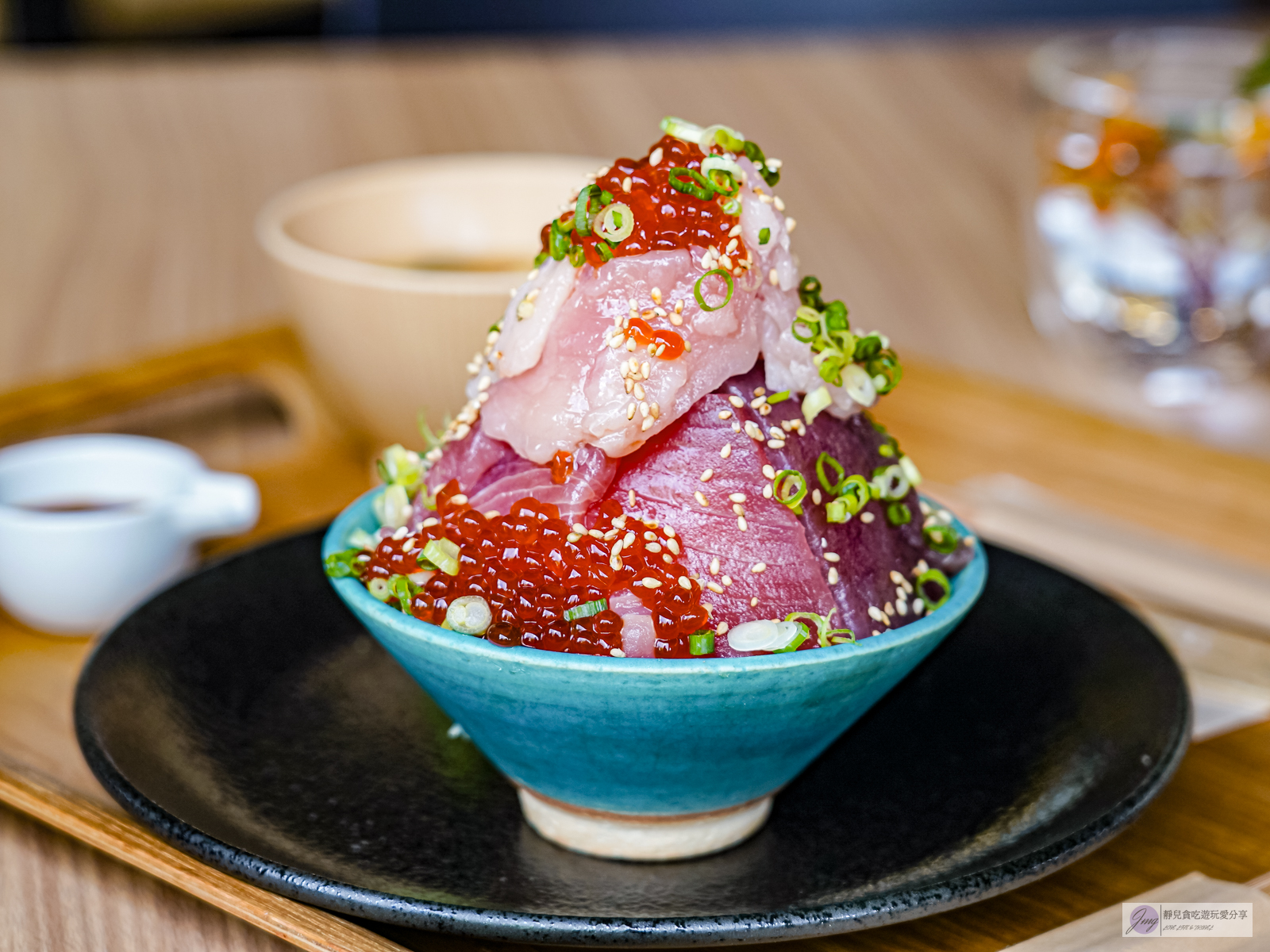 日本山梨美食-テラスキッチン-超浮誇富士山海鮮丼，海鮮料爆多呈尖塔，用料豐盛一碗不到台幣500元/旅の駅 Kawaguchiko Base內 @靜兒貪吃遊玩愛分享