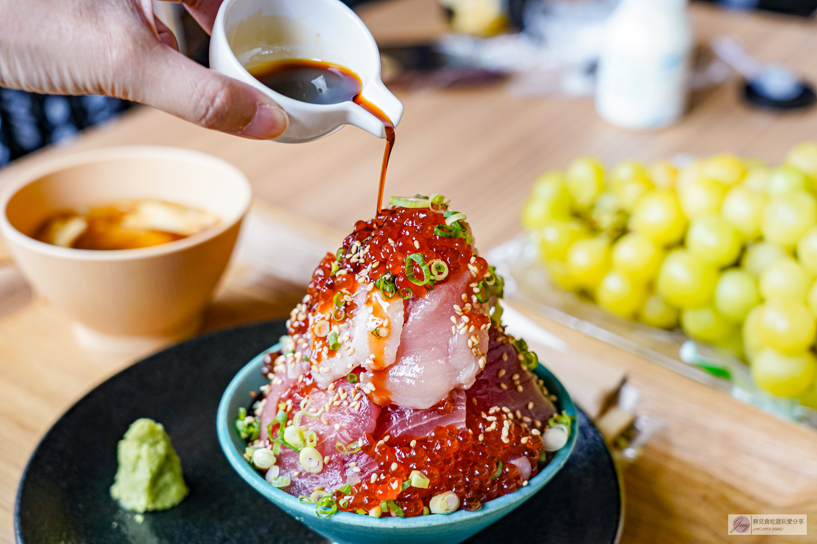 日本山梨美食-テラスキッチン-超浮誇富士山海鮮丼，海鮮料爆多呈尖塔，用料豐盛一碗不到台幣500元/旅の駅 Kawaguchiko Base內 @靜兒貪吃遊玩愛分享