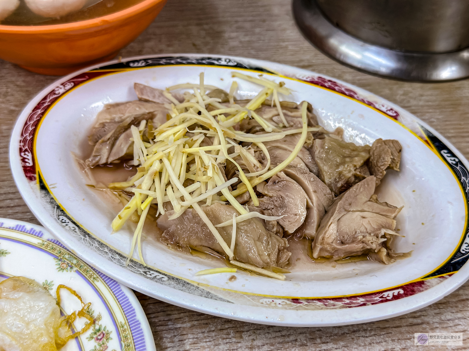 嘉義美食-郭家雞肉飯-夜市裡超人氣排隊美食！高達七千多則評論的雞肉飯/文化路觀光夜市 @靜兒貪吃遊玩愛分享