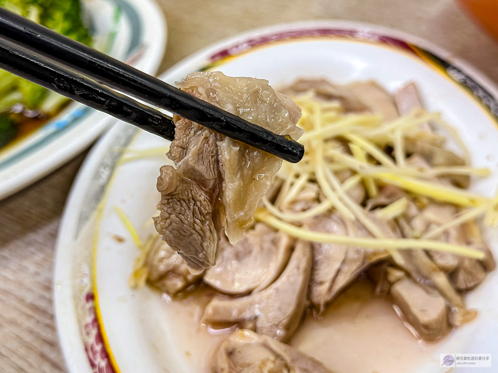 嘉義美食-郭家雞肉飯-夜市裡超人氣排隊美食！高達七千多則評論的雞肉飯/文化路觀光夜市 @靜兒貪吃遊玩愛分享