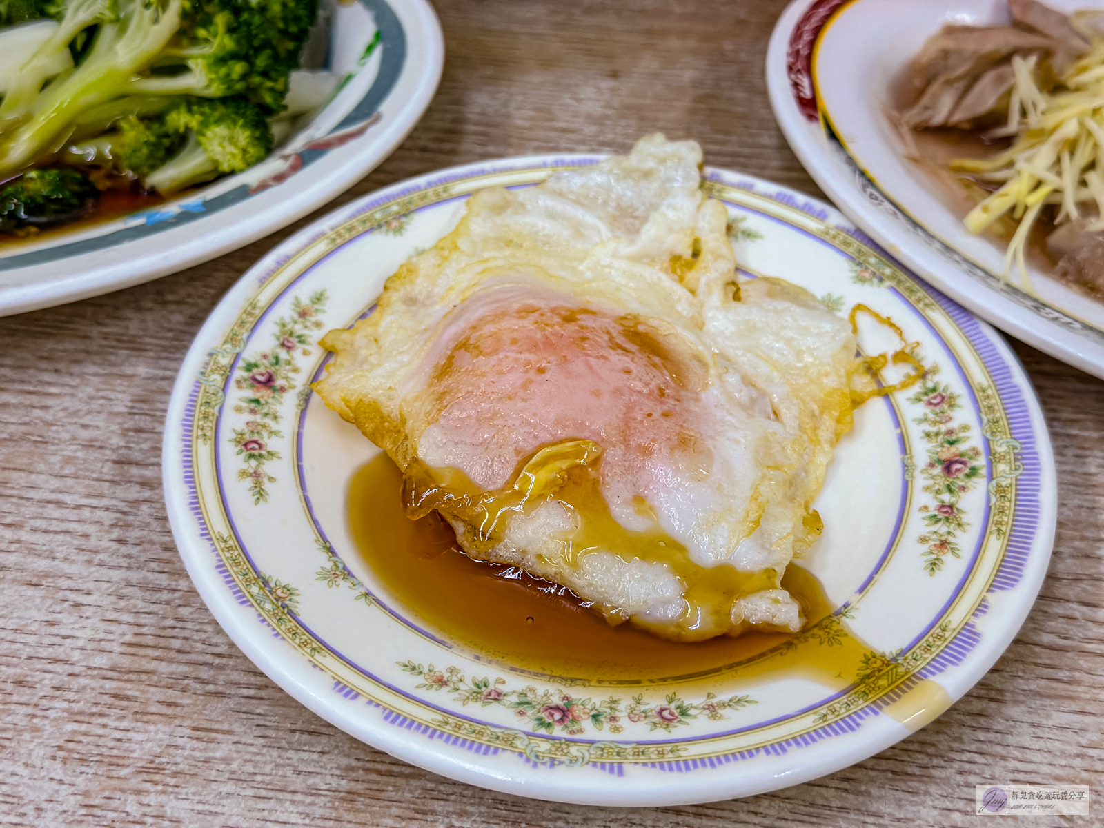 嘉義美食-郭家雞肉飯-夜市裡超人氣排隊美食！高達七千多則評論的雞肉飯/文化路觀光夜市 @靜兒貪吃遊玩愛分享