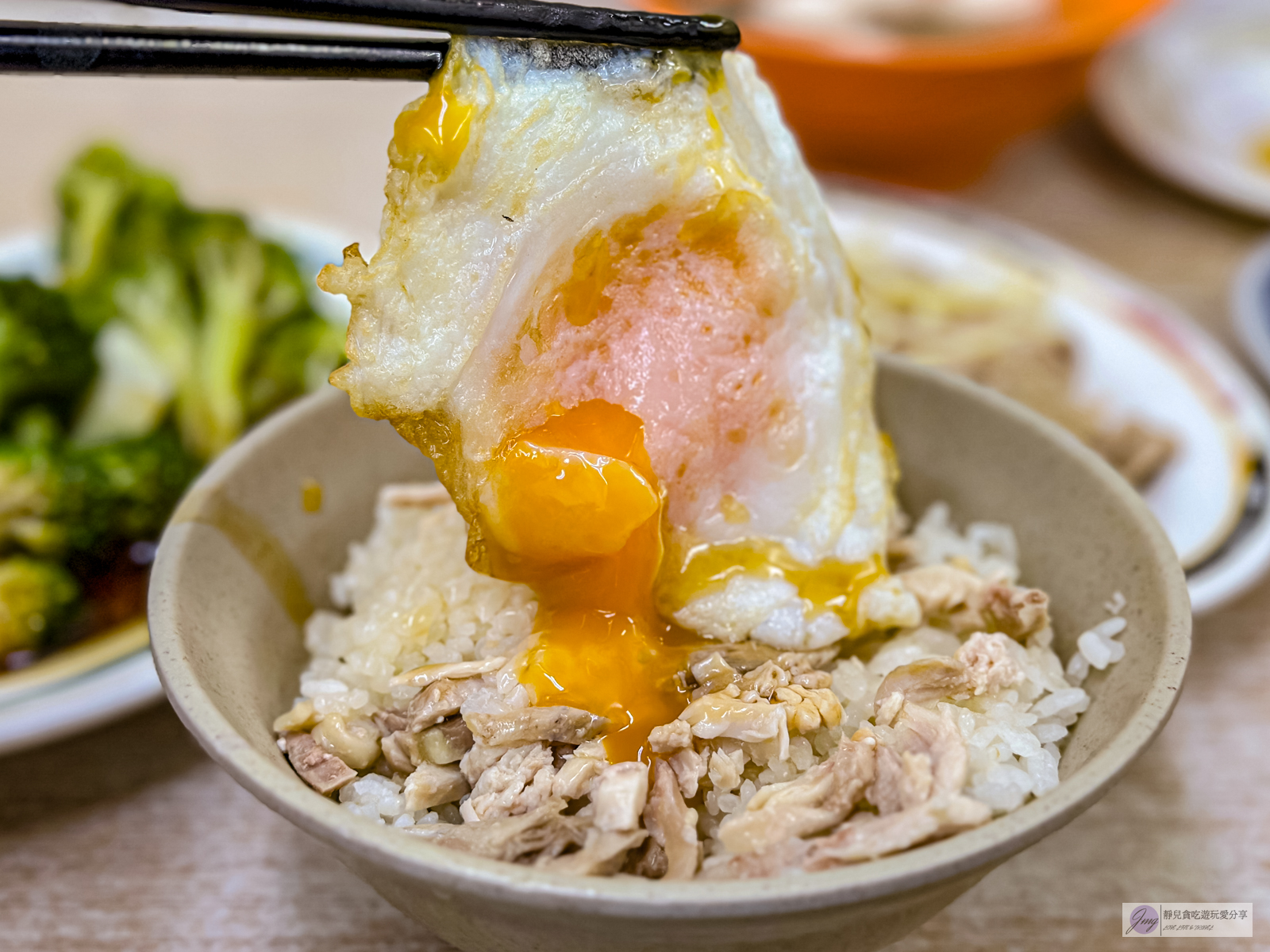 嘉義美食-郭家雞肉飯-夜市裡超人氣排隊美食！高達七千多則評論的雞肉飯/文化路觀光夜市 @靜兒貪吃遊玩愛分享