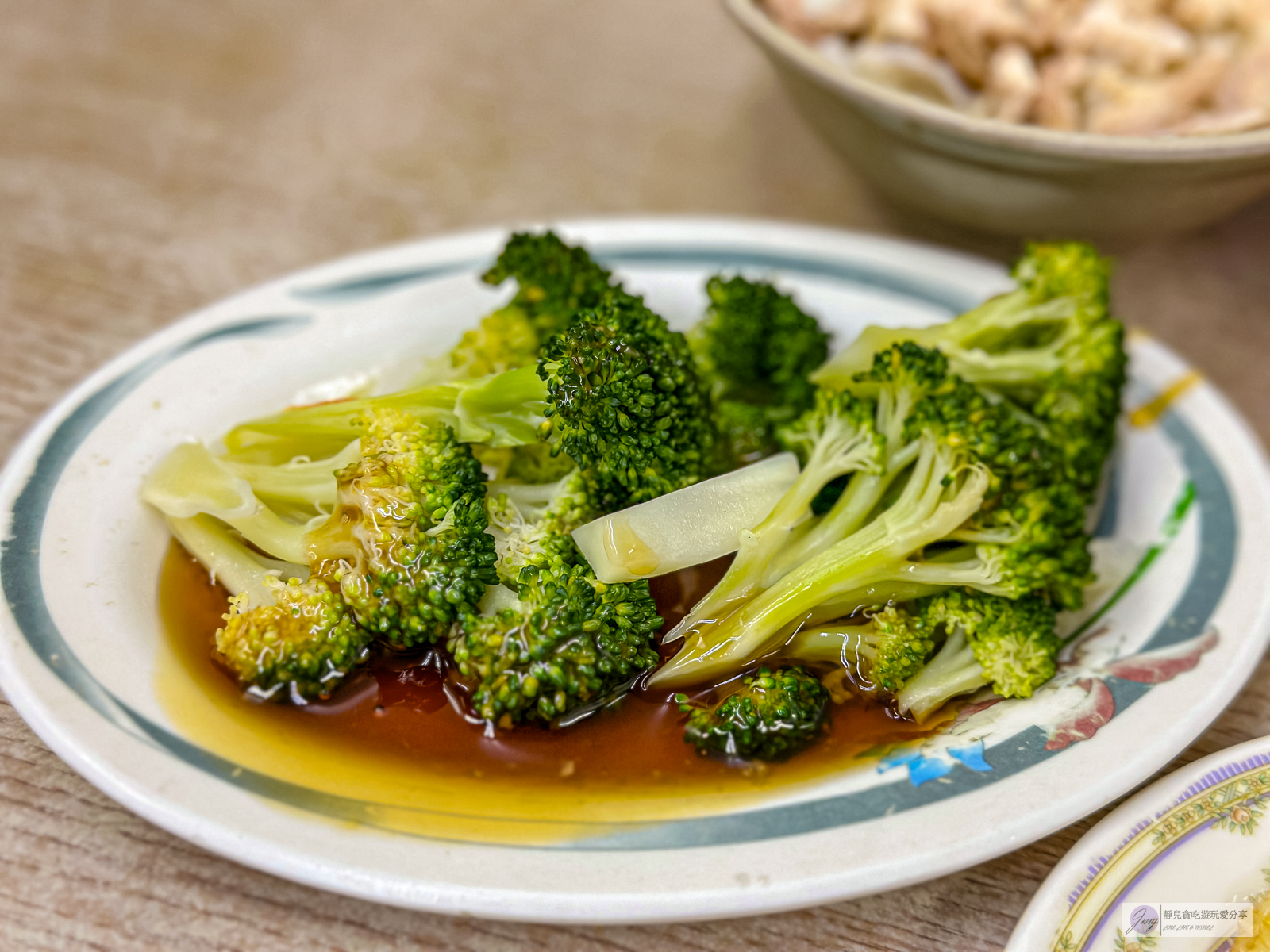 嘉義美食-郭家雞肉飯-夜市裡超人氣排隊美食！高達七千多則評論的雞肉飯/文化路觀光夜市 @靜兒貪吃遊玩愛分享