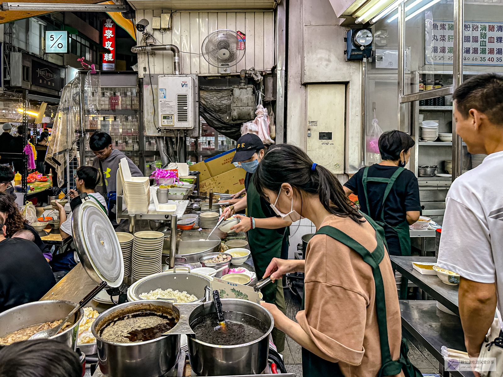 嘉義美食-郭家雞肉飯-夜市裡超人氣排隊美食！高達七千多則評論的雞肉飯/文化路觀光夜市 @靜兒貪吃遊玩愛分享