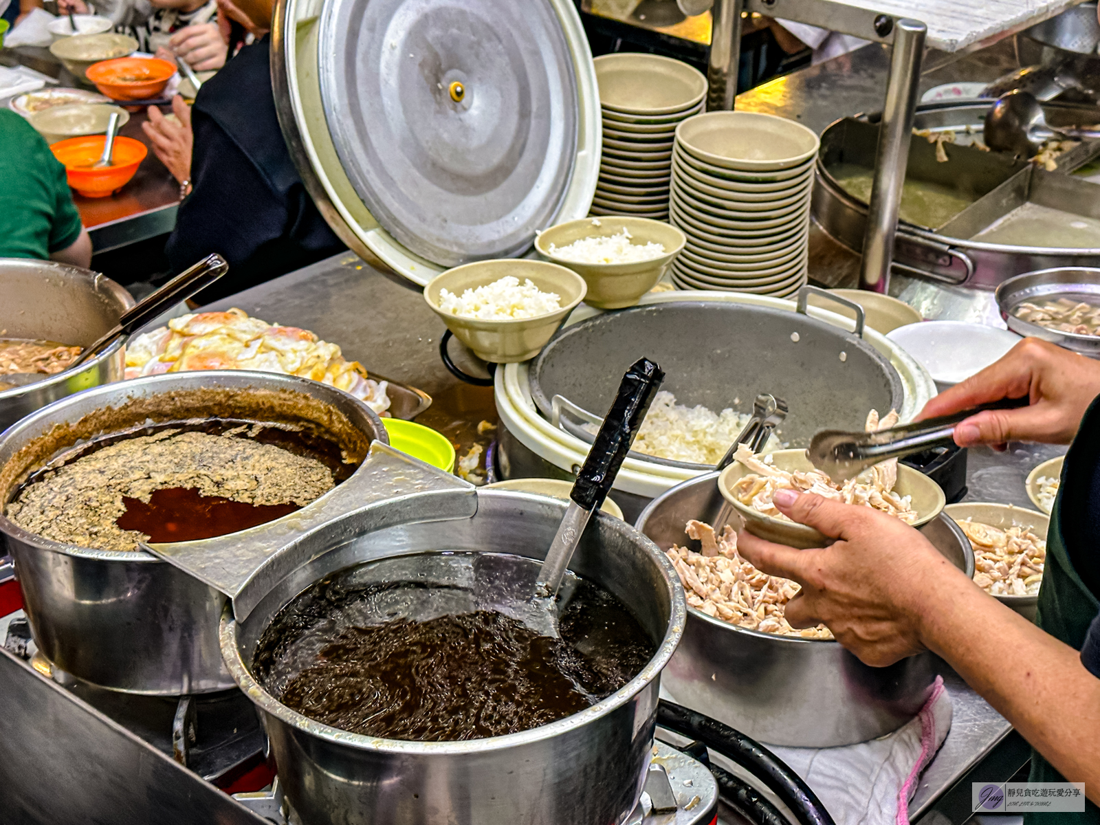 嘉義美食-郭家雞肉飯-夜市裡超人氣排隊美食！高達七千多則評論的雞肉飯/文化路觀光夜市 @靜兒貪吃遊玩愛分享