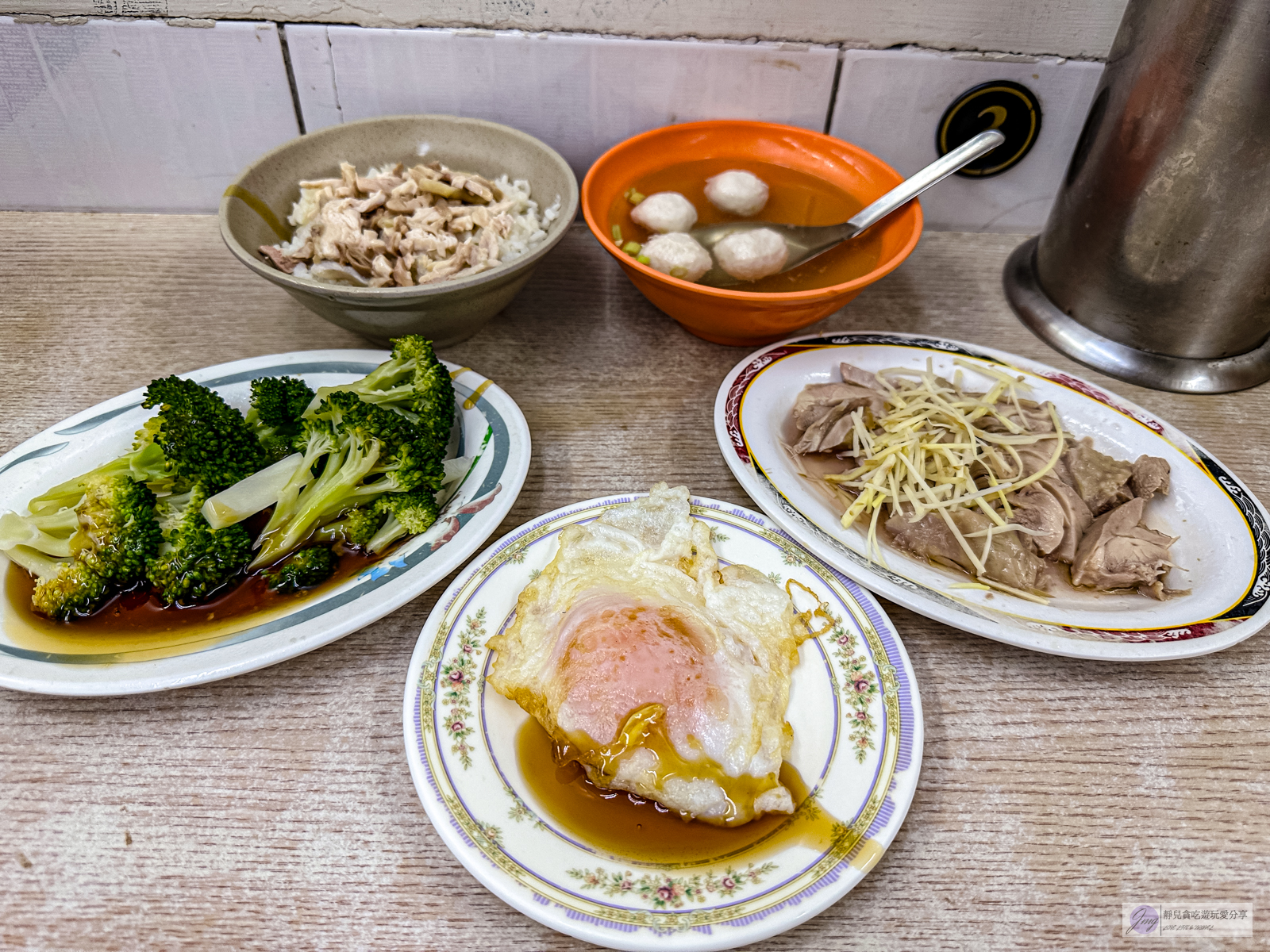 嘉義美食-郭家雞肉飯-夜市裡超人氣排隊美食！高達七千多則評論的雞肉飯/文化路觀光夜市 @靜兒貪吃遊玩愛分享