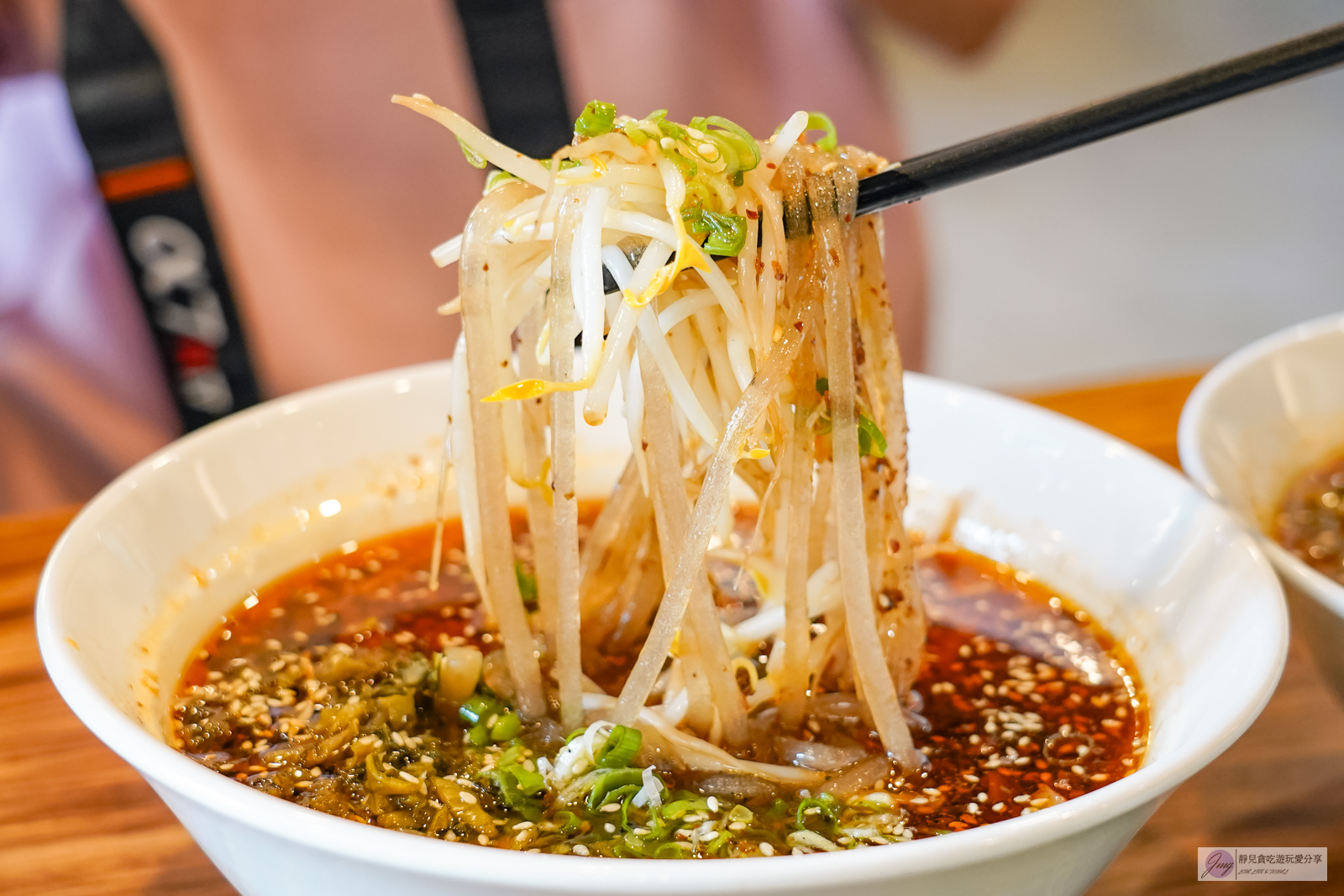 苗栗卓蘭美食-鵝行天下萬家香麵館-道地的客家美食，四川成都酸辣粉酸辣夠味/鄰近卓蘭峩崙廟 @靜兒貪吃遊玩愛分享