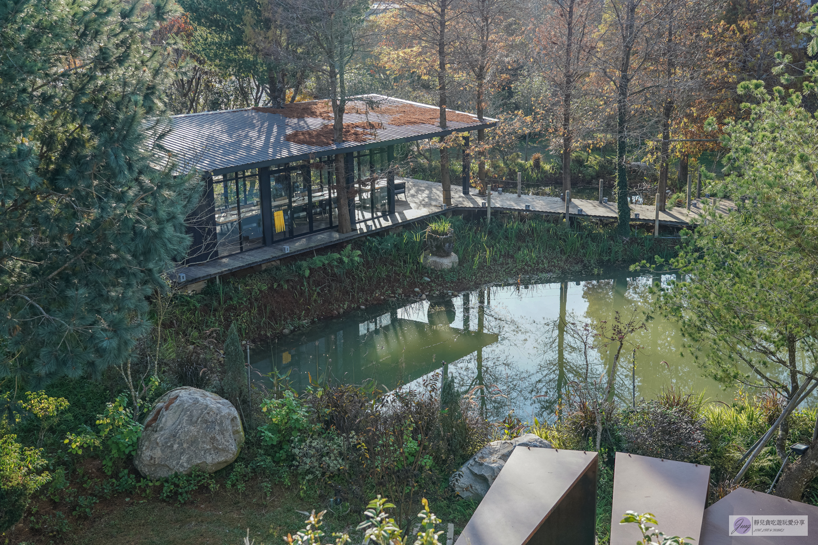 苗栗卓蘭住宿-寨酌然 野奢庄園-隱藏在森林裡！輕奢五星級豪華露營車一泊二食、泳池度假Villa精緻無菜單料理、手作DIY體驗/鄰近鯉魚潭水庫 @靜兒貪吃遊玩愛分享