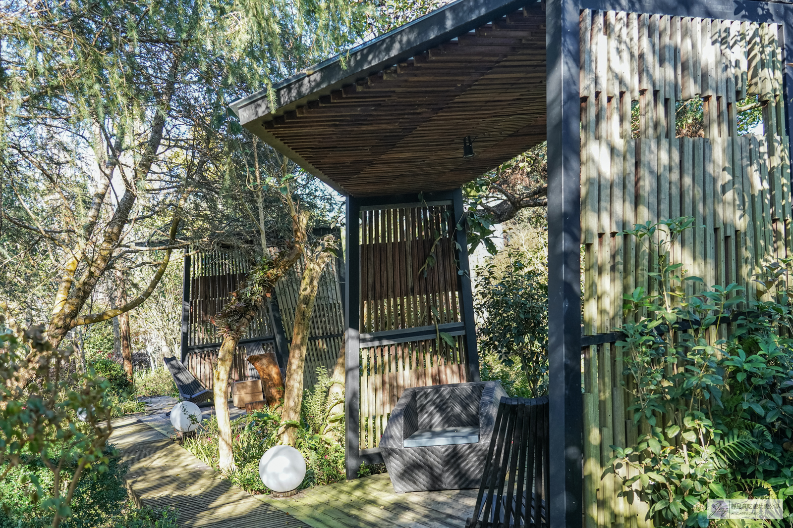 苗栗卓蘭住宿-寨酌然 野奢庄園-隱藏在森林裡！輕奢五星級豪華露營車一泊二食、泳池度假Villa精緻無菜單料理、手作DIY體驗/鄰近鯉魚潭水庫 @靜兒貪吃遊玩愛分享