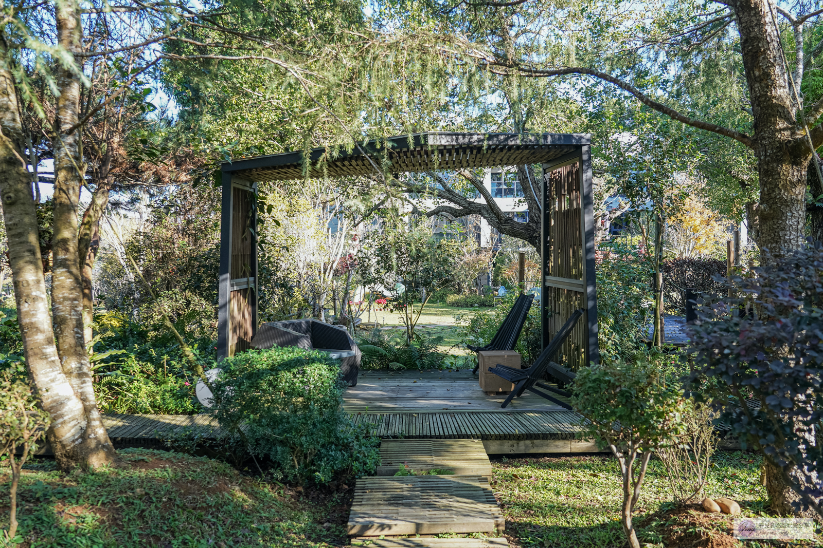 苗栗卓蘭住宿-寨酌然 野奢庄園-隱藏在森林裡！輕奢五星級豪華露營車一泊二食、泳池度假Villa精緻無菜單料理、手作DIY體驗/鄰近鯉魚潭水庫 @靜兒貪吃遊玩愛分享