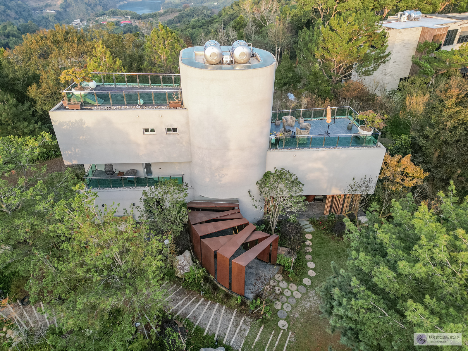 苗栗卓蘭住宿-寨酌然 野奢庄園-隱藏在森林裡！輕奢五星級豪華露營車一泊二食、泳池度假Villa精緻無菜單料理、手作DIY體驗/鄰近鯉魚潭水庫 @靜兒貪吃遊玩愛分享