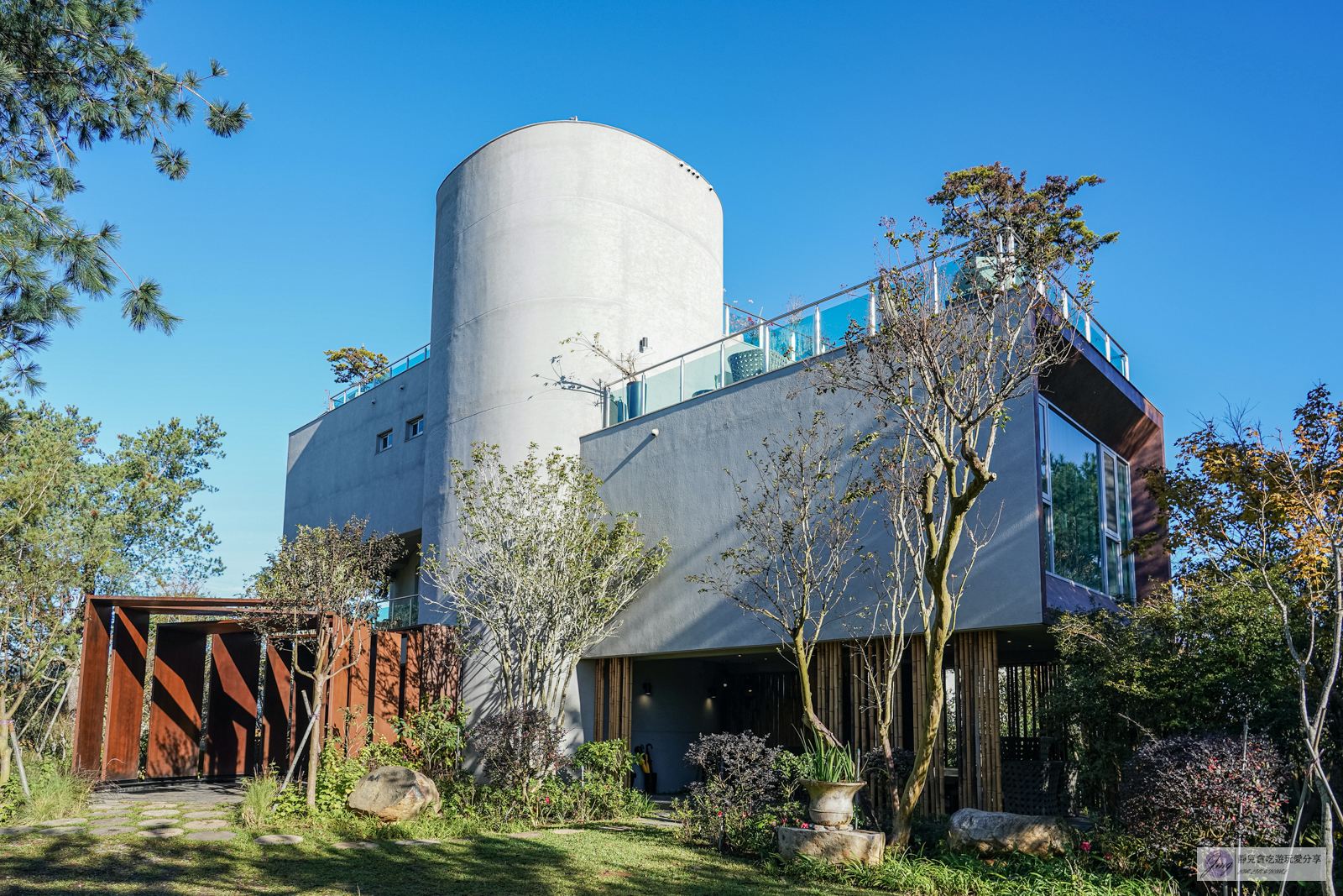 苗栗卓蘭住宿-寨酌然 野奢庄園-隱藏在森林裡！輕奢五星級豪華露營車一泊二食、泳池度假Villa精緻無菜單料理、手作DIY體驗/鄰近鯉魚潭水庫 @靜兒貪吃遊玩愛分享