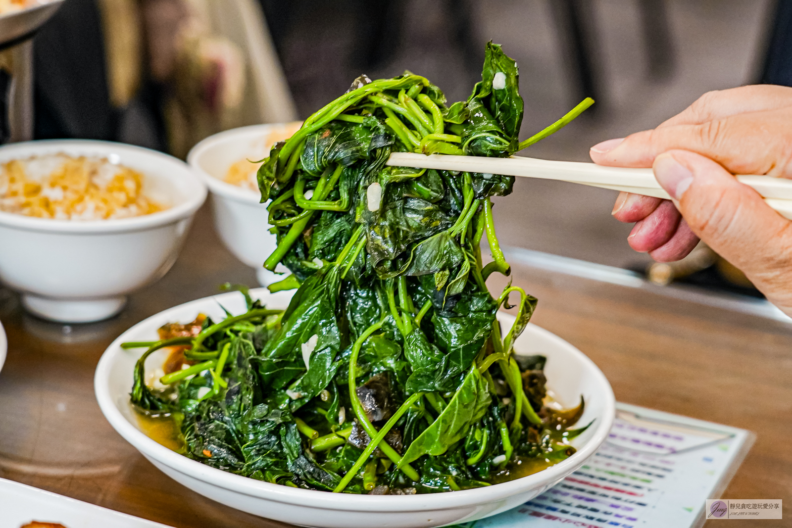 桃園美食-三街海鮮屋-免費鵝油拌飯吃到飽！在地老饕推薦的平價熱炒合菜店，芋香米粉鍋料超多/鄰近桃園愛買 @靜兒貪吃遊玩愛分享