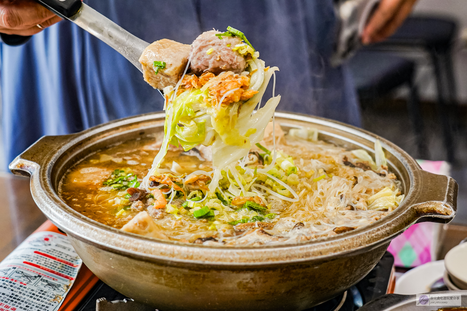 桃園美食-三街海鮮屋-免費鵝油拌飯吃到飽！在地老饕推薦的平價熱炒合菜店，芋香米粉鍋料超多/鄰近桃園愛買 @靜兒貪吃遊玩愛分享